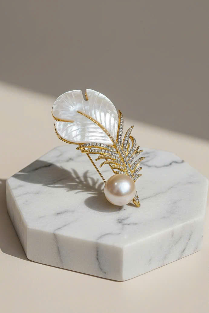 Trâm Cài Áo Vest, Áo Dài Xà Cừ Đính Ngọc Trai Baroque Hình Lông Vũ thời trang thiết kế Hity ACC402