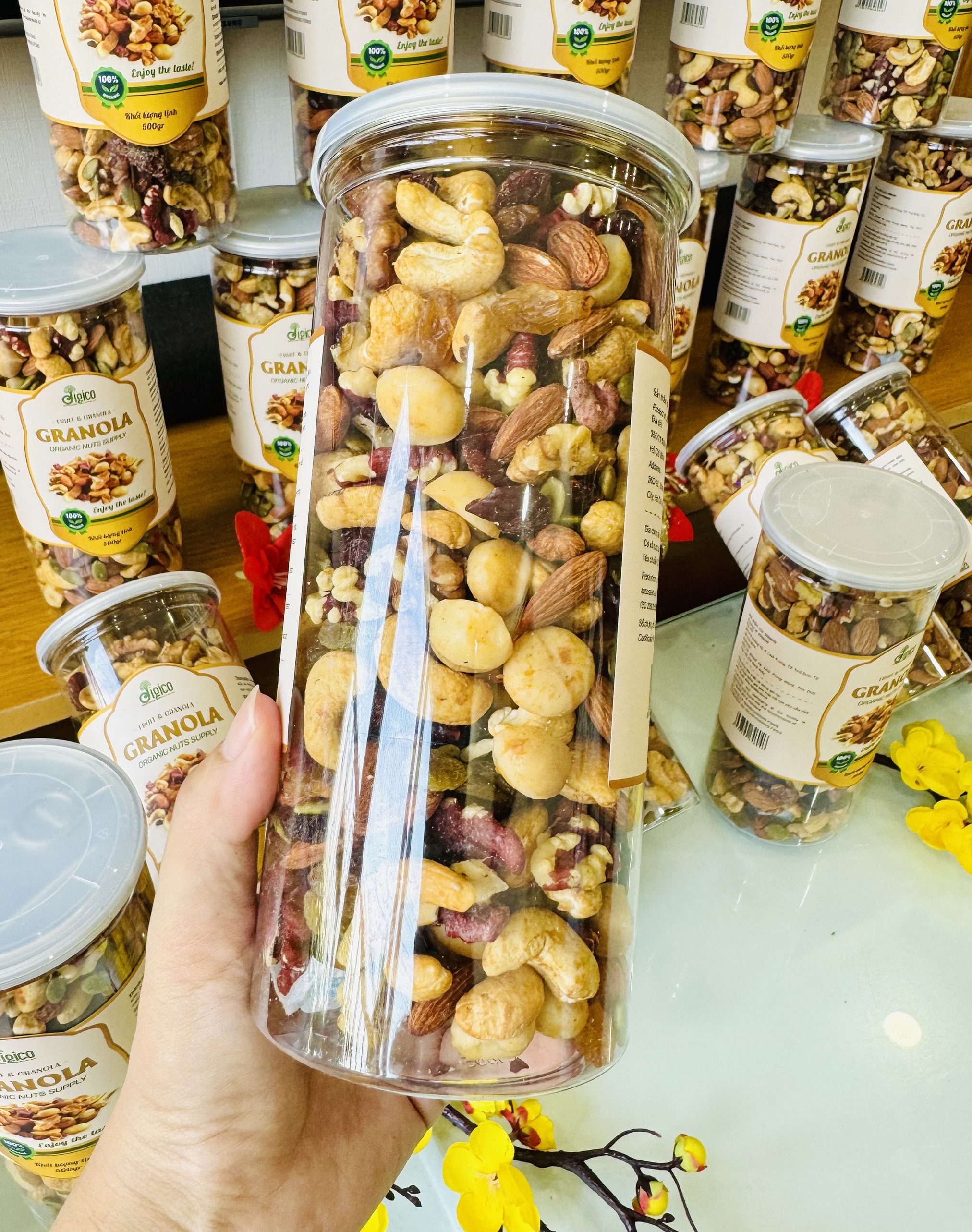 Ngũ cốc hạt granola VIP cùng trái cây sấy, không yến mạch hộp 500gr