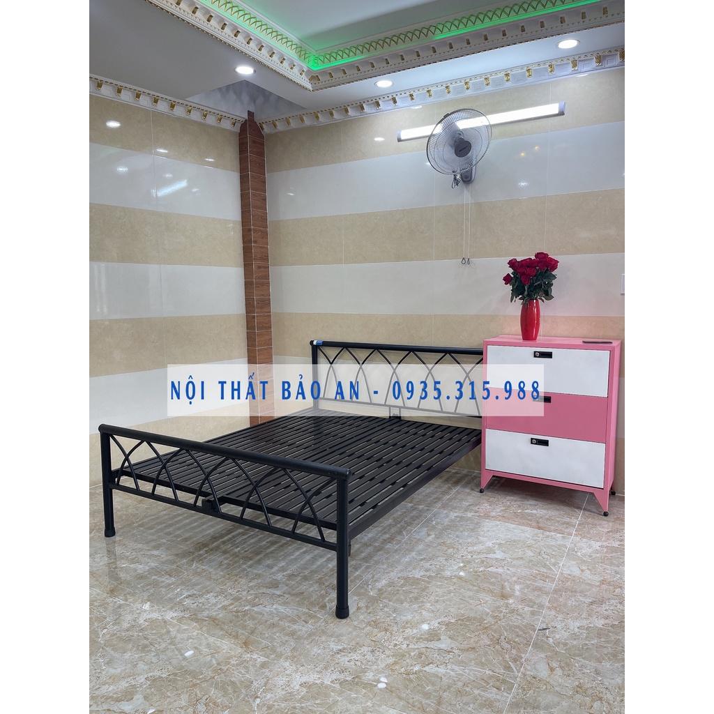 Giường sắt 1m4 x 2m đan chéo