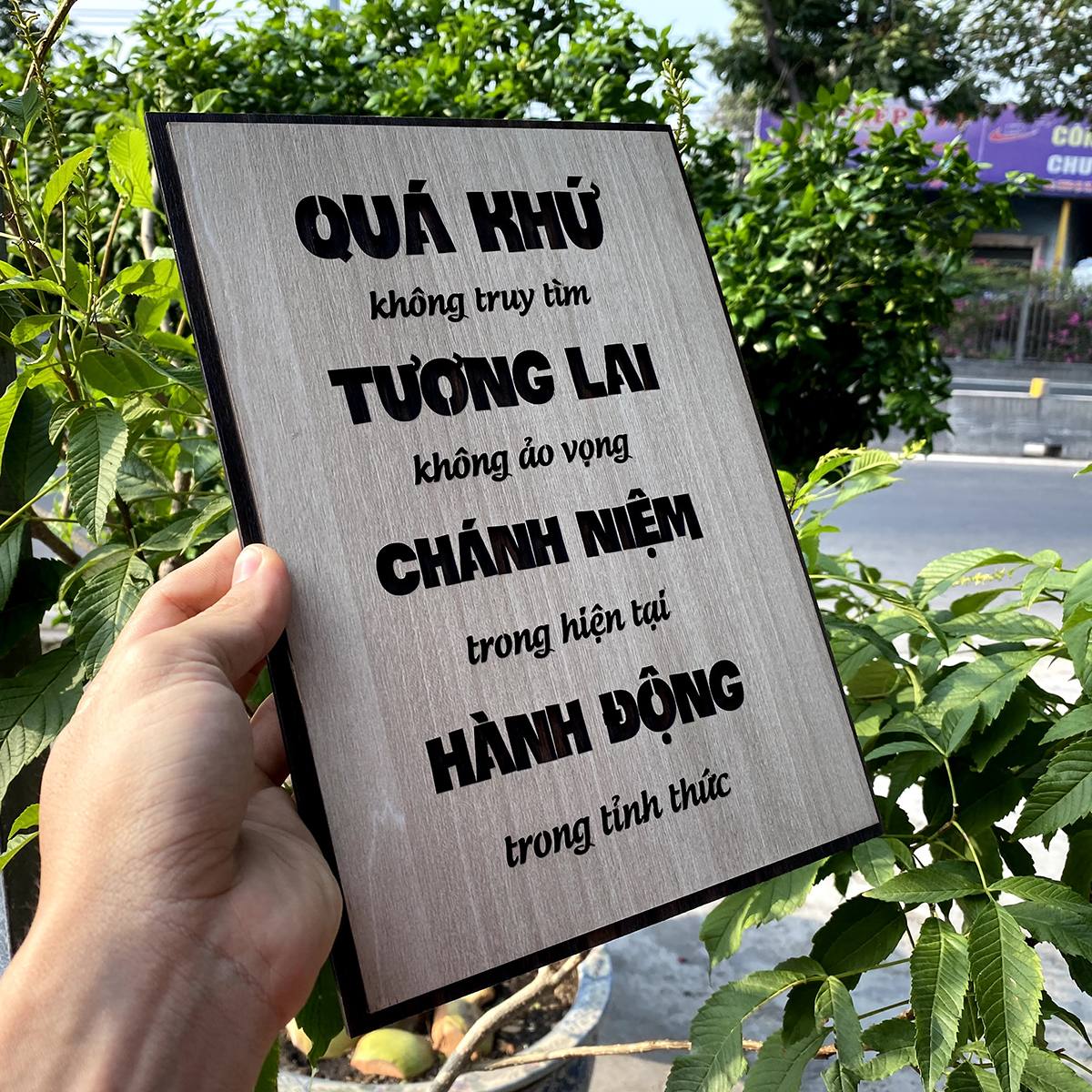 Tranh Gỗ trang trí TBIG029 danh ngôn sống ý nghĩa treo phòng khách &quot;Quá khứ không truy tìm, Tương lai ảo vọng, Chánh niệm trong hiện tại, Hành động trong tỉnh thức