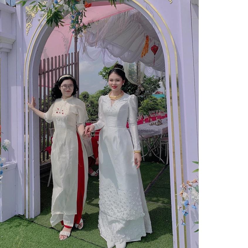 Áo dài dâu cách cổ bèo thiết kế khoét cúp ngực kết hợp với đính hoa đơn giản sang trọng