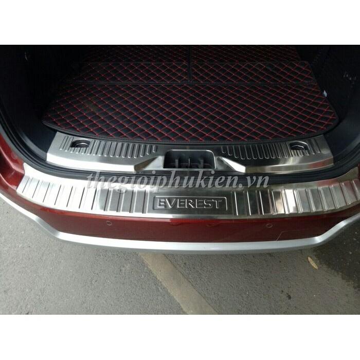 Ốp chống trầy cốp Ford Everest 2016-2019 – Mẫu INOX