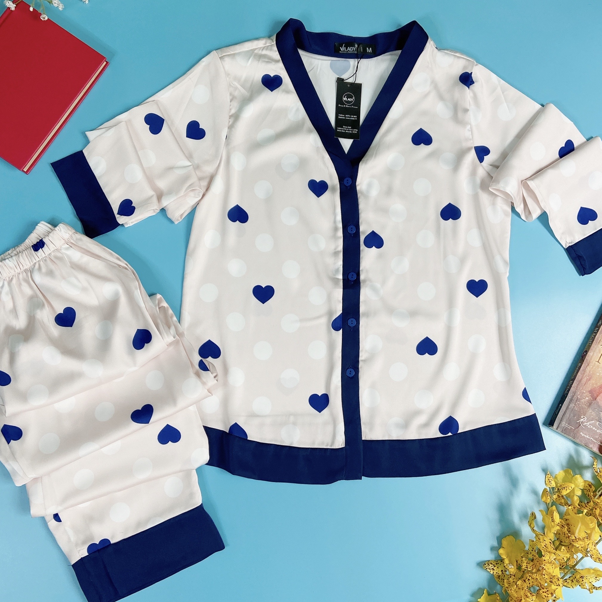 Bộ Đồ Pyjama nữ, đồ mặc nhà lụa VILADY - B104  kiểu cổ tim tay dài quần dài, họa tiết tim chấm bi, chất liệu lụa Pháp ( lụa latin) cao cấp - Màu trắng ngà