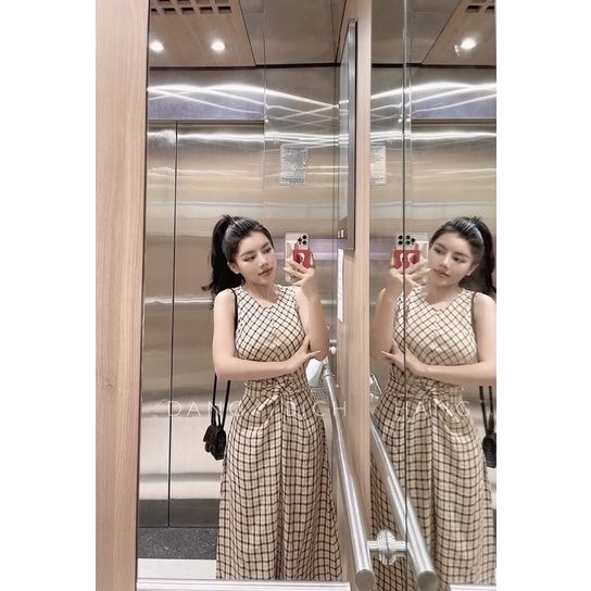 Đầm kẻ vàng sát nách xoắn eo DN574