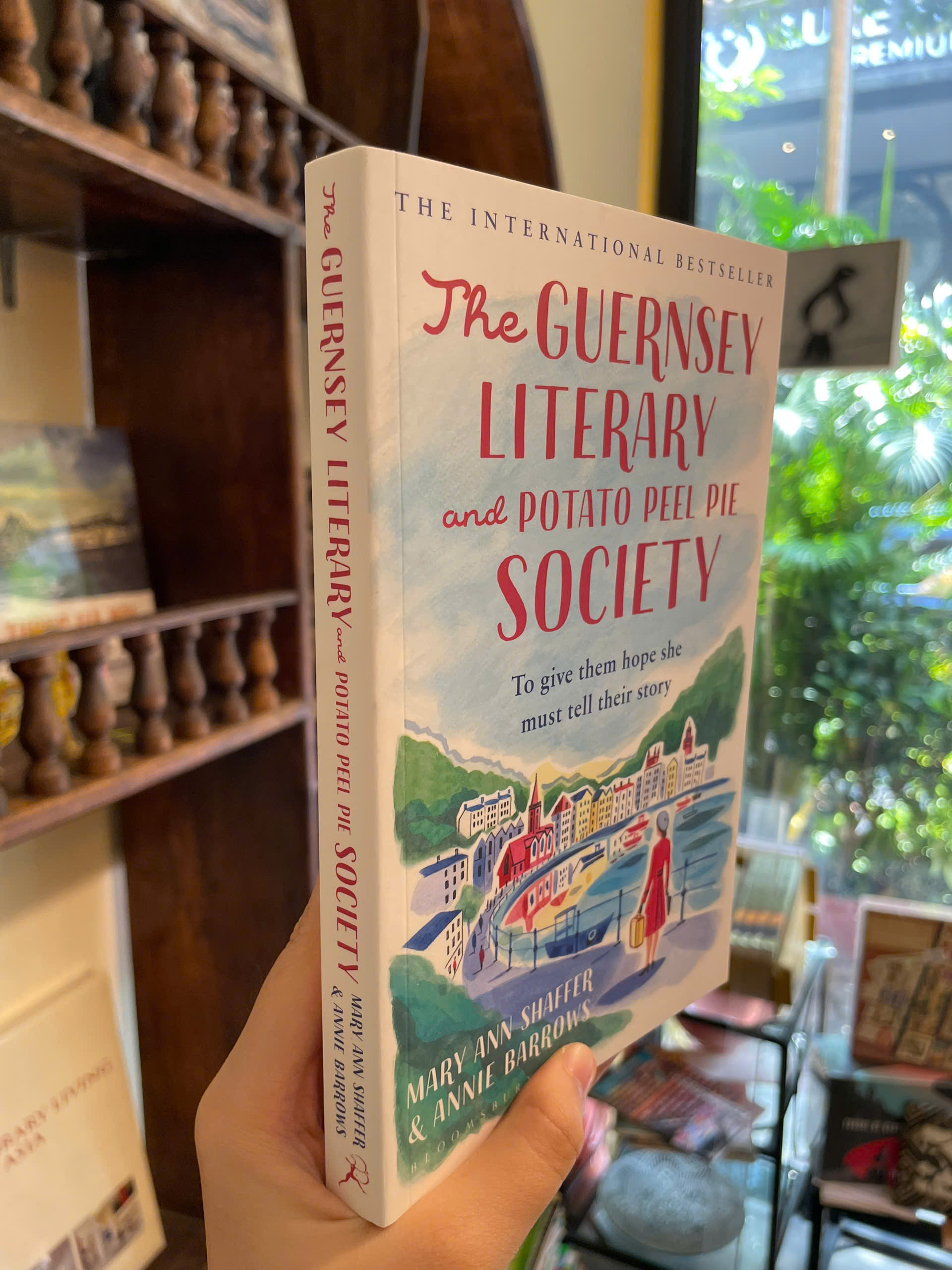 Sách - The Guernsey Literary and Potato Peel Pie Society by Mary Ann Shaffer - Classics/Fiction