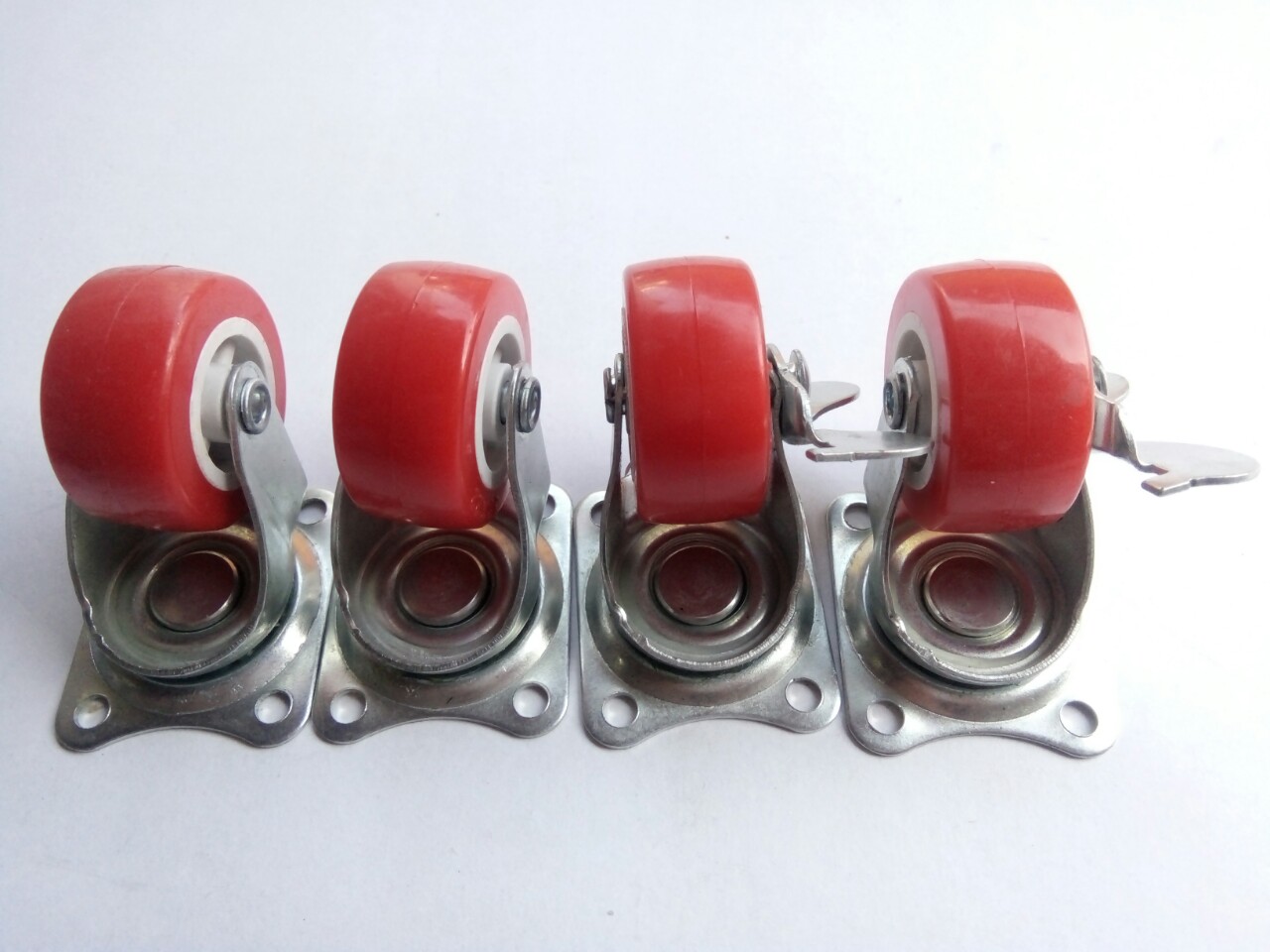 Bộ bánh xe đẩy hàng 5 cm bằng nhựa màu đỏ xoay 360 độ có khóa chống trượt