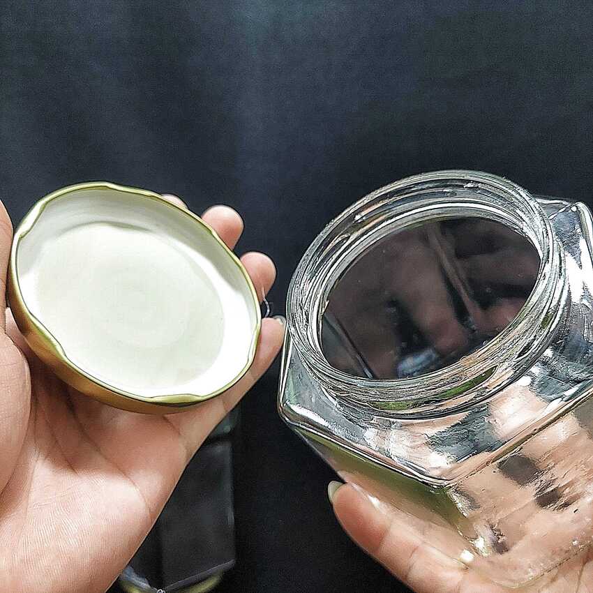 Hũ Thủy Tinh Lớn 730ML mẫu Lục Giác nắp thiếc vàng – Hũ Gia Vị Thủy Tinh