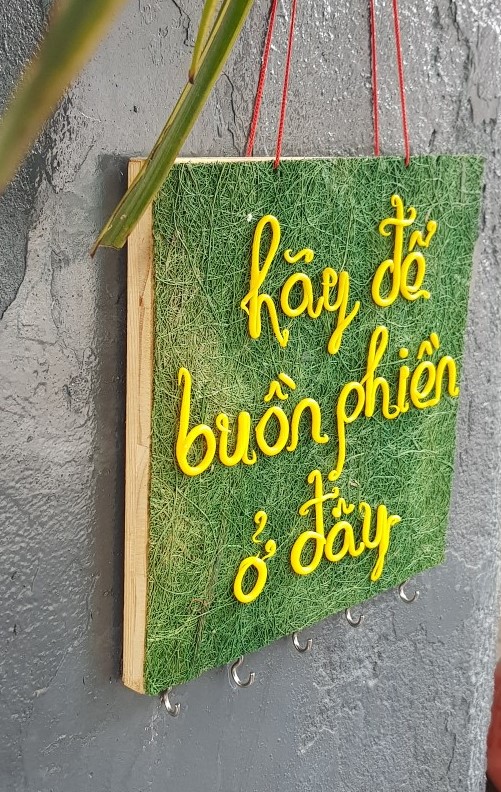 Bảng treo trang trí, bảng treo chìa khóa với thông điệp "Hãy để buồn phiền ở đây" dùng để trang trí, hàng handmade. Giao từ HCM