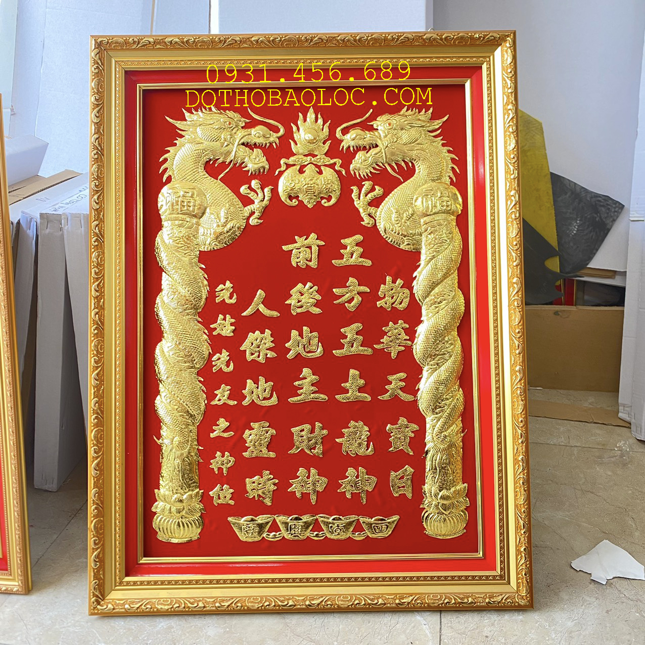 Bài vị Thần Tài Thổ Địa dát vàng 24 K 42cm x 60cm – Nền đỏ – Khung nhựa nhập khẩu