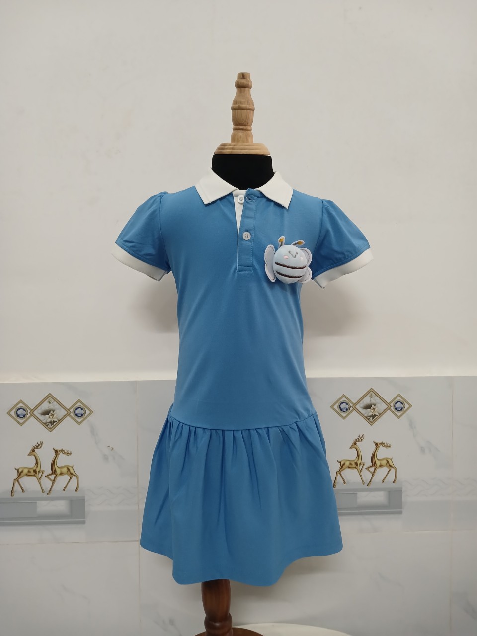 ĐẦM BÉ GÁI POLO XANH BIỂN BEE BÈO LAI