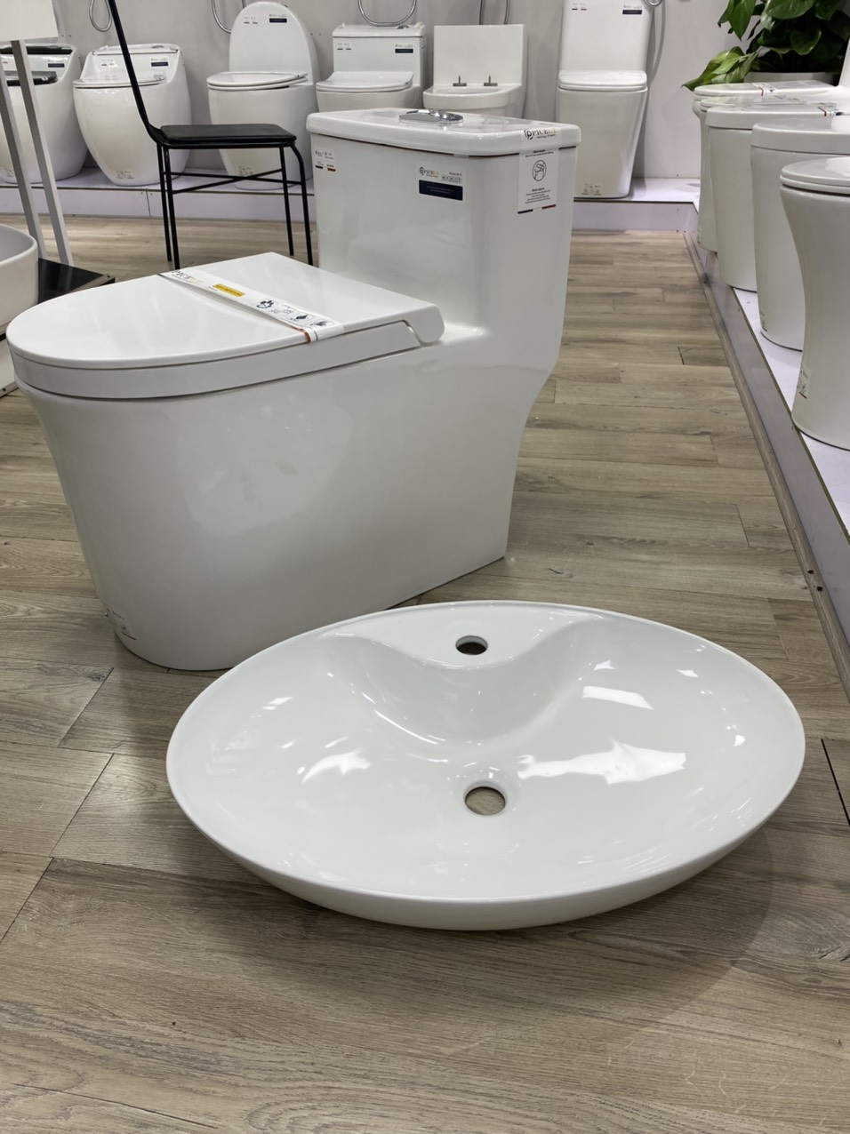 Chậu lavabo đặt bàn hình bầu dục vành mỏng men đẹp. hàng công ty0961346399