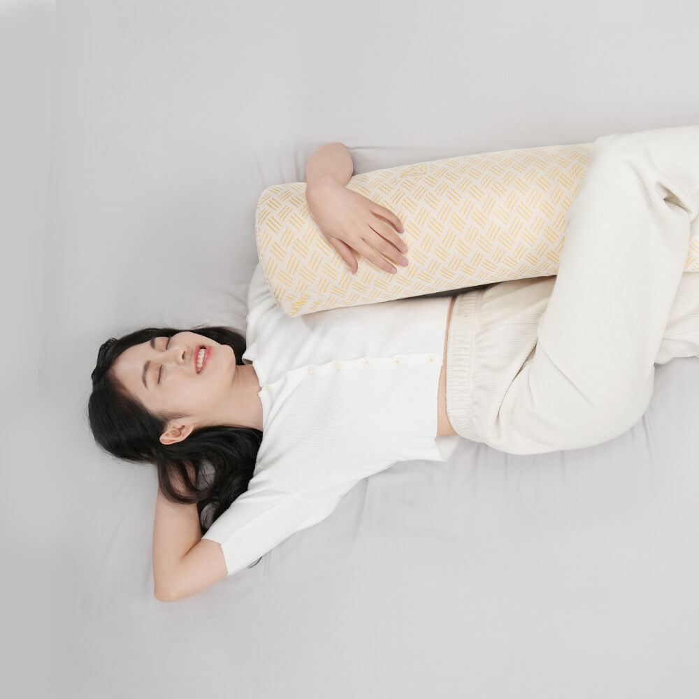 Gối ôm cao su cao cấp Kim Cương Honey 20x100cm thiết kế lỗ thông hơi xung quanh gối, giúp ngăn chặn nấm mốc tạo sự thoáng mát