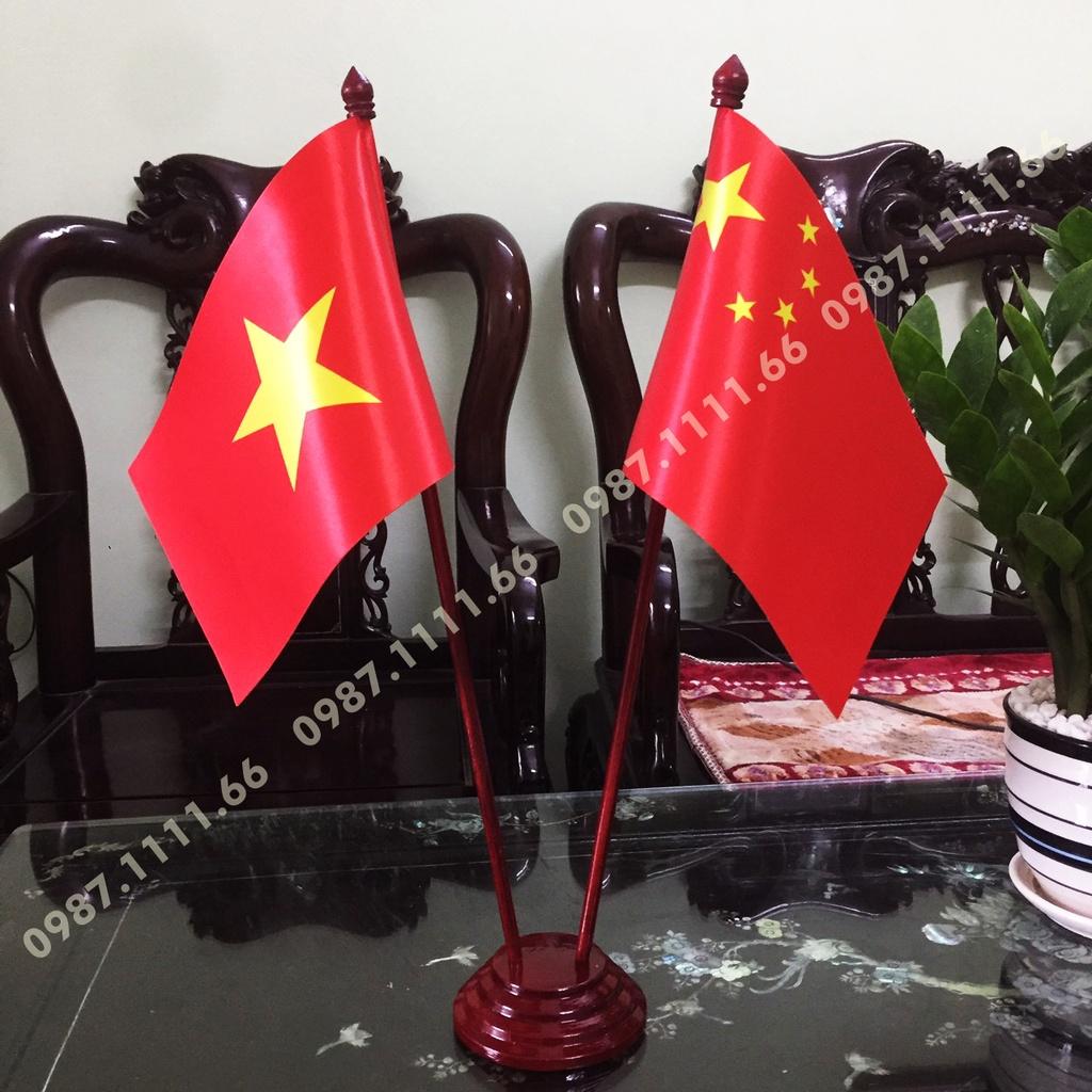Cờ Để Bàn Đế gỗ Cắm 2 cờ Việt Nam - Trung Quốc In Kỹ Thuật Số 3D
