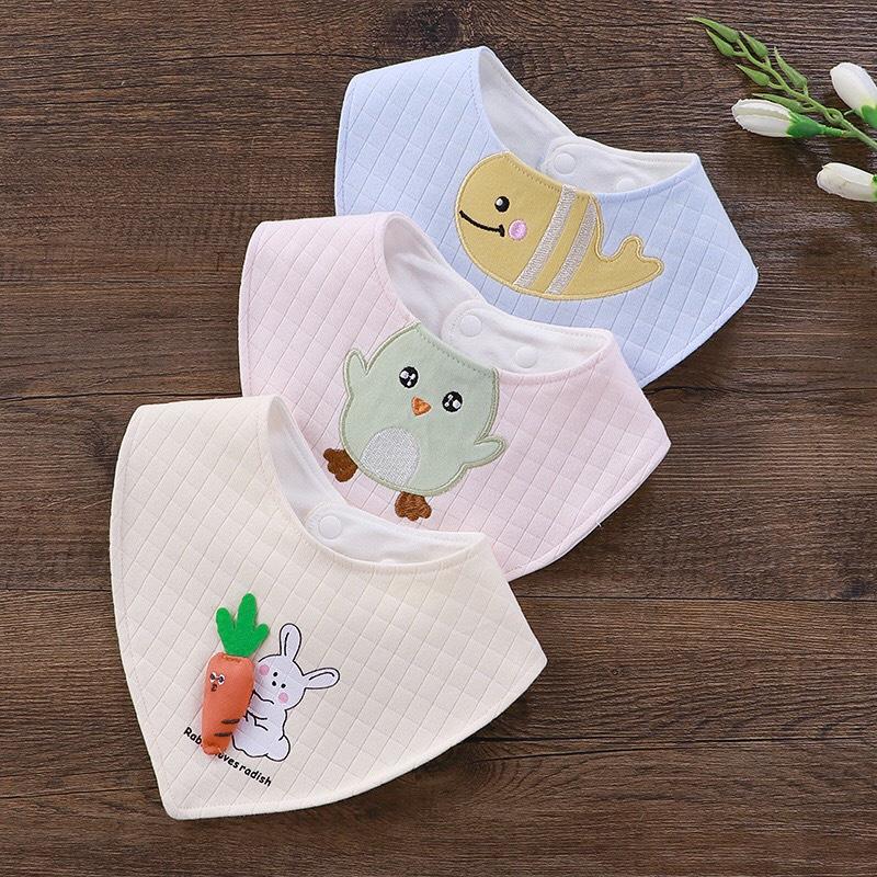 Yếm Tam Giác Cho Bé Vải Cotton Thêu Hình Dễ Thương Cúc Bấm Sau