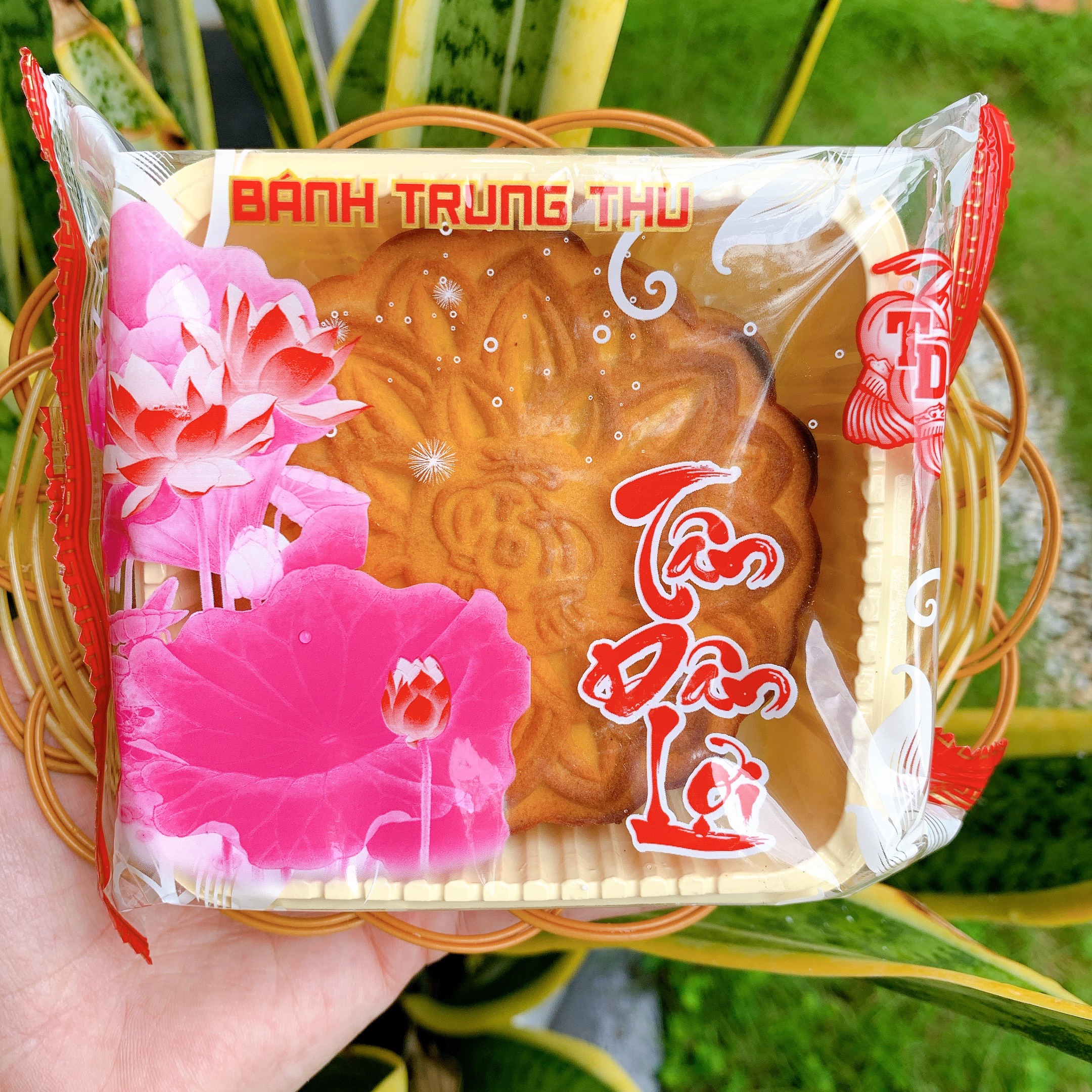 Bánh Trung Thu Nhân Sen Hạt Dưa Chay Tân Dân Lợi - 200g - Bánh Trung Thu Chay- Date mới - Bao đổi trả