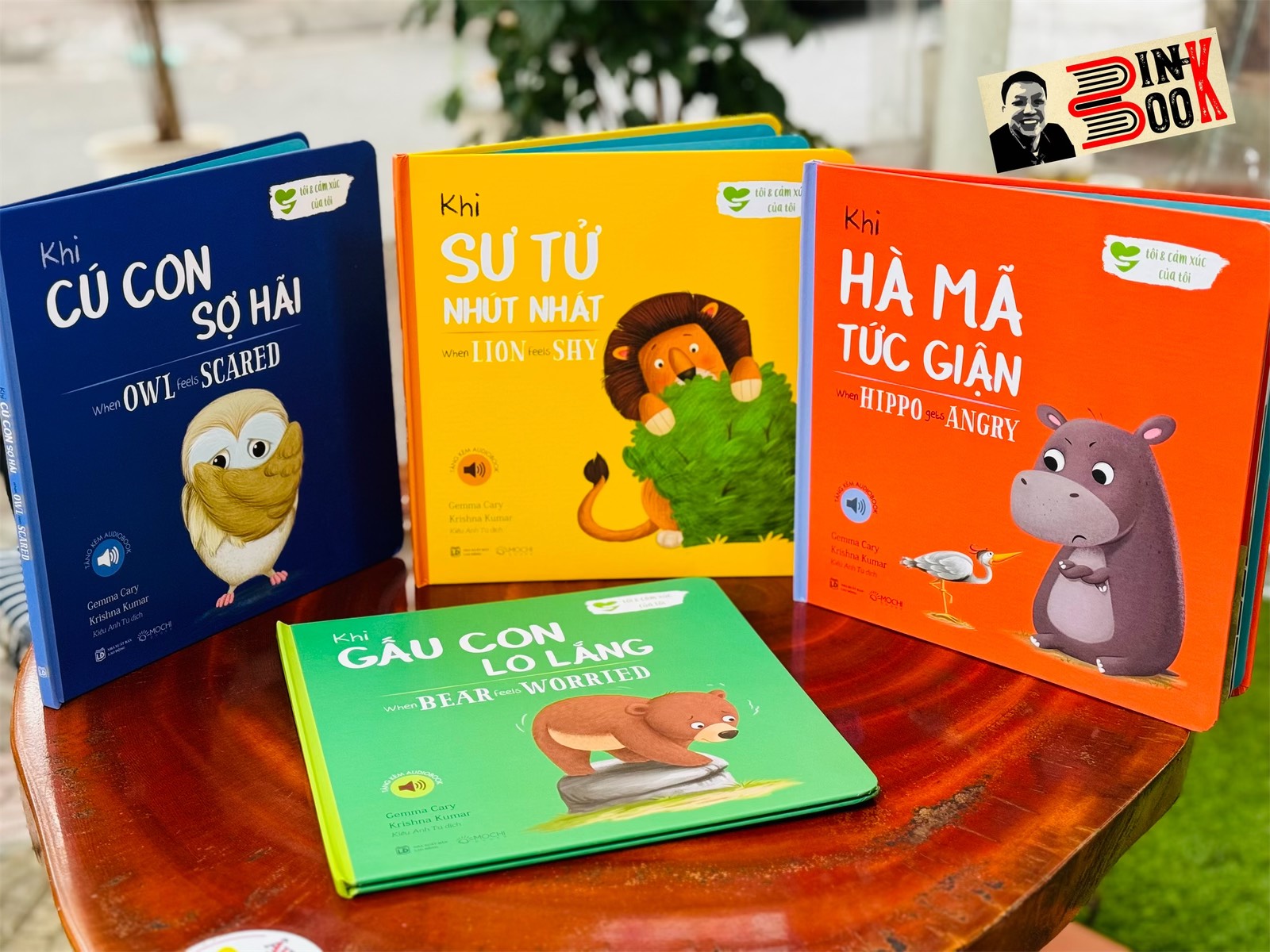 [Truyện tranh song ngữ Anh - Việt, bìa cứng, in màu] - [Combo 4 cuốn con &amp; cảm xúc của con] - KHI HÀ MÃ TỨC GIẬN - KHI SƯ TỬ NHÚT NHÁT - KHI GẤU CON LO LẮNG - KHI CÚ CON SỢ HÃI - Gemma Cary, Krishna Kumar - Kiều Anh Tú dịch - Mochi Books - NXB Lao Động.