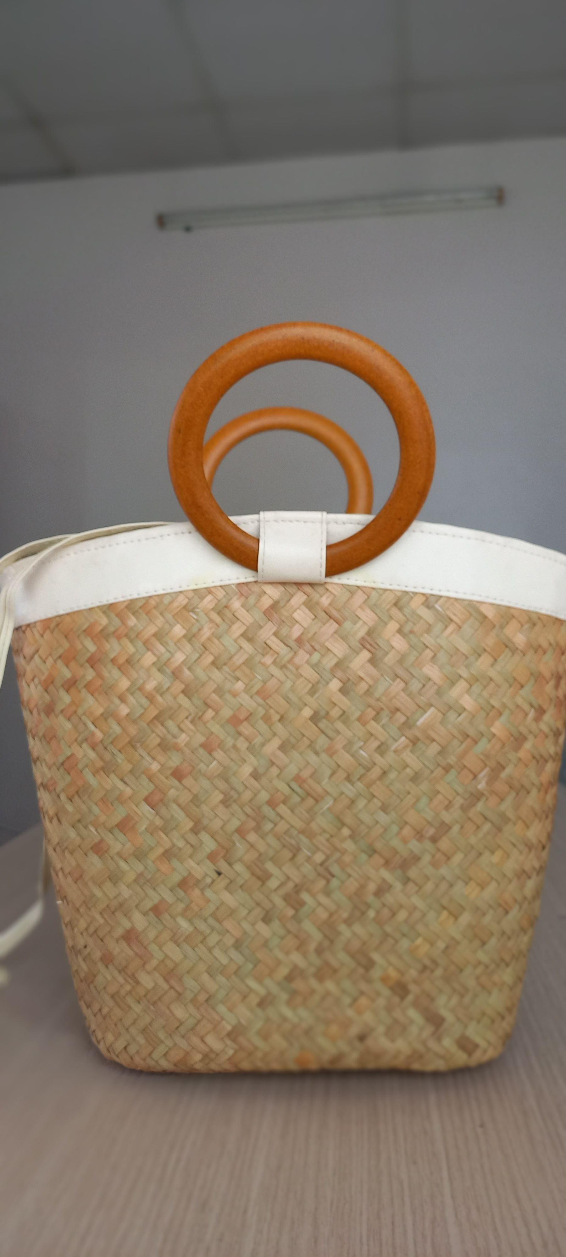 Túi đi biển-giỏ cỏ bàng, giỏ thêu tay trực tiếp- thêu ribbon tinh tế và hài hòa màu sắc.