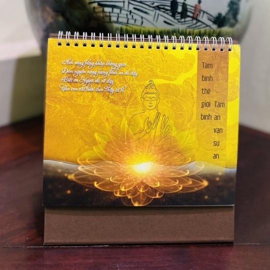 Lịch Để Bàn Lò Xo Cứng 2023 Lịch Để Bàn Chữ A 2023 - Mẫu Ngẫu Nhiên