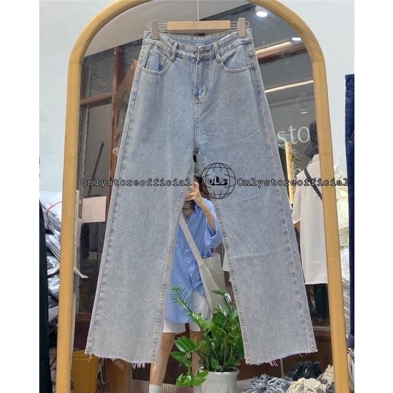 Áo phao xanh trần bông và quần jeans xanh rách gấu
