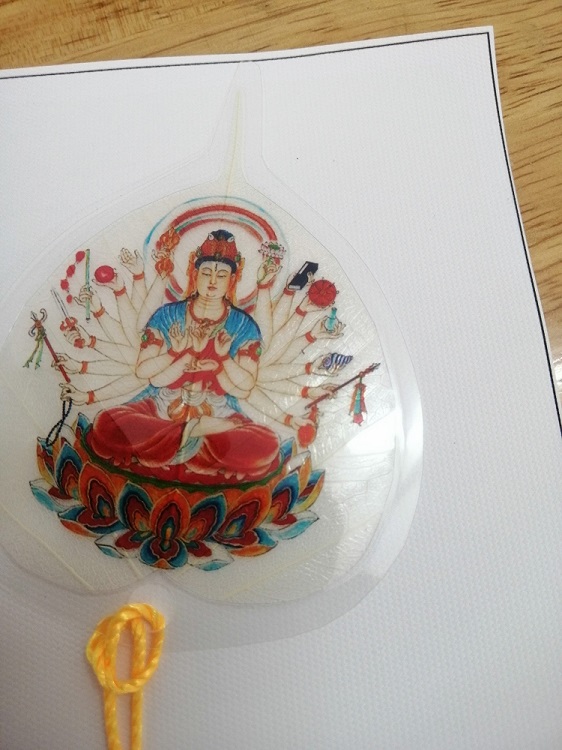 Hình ảnh Qùa tặng Phật giáo lá bồ đề in hình Phật bình an may mắn