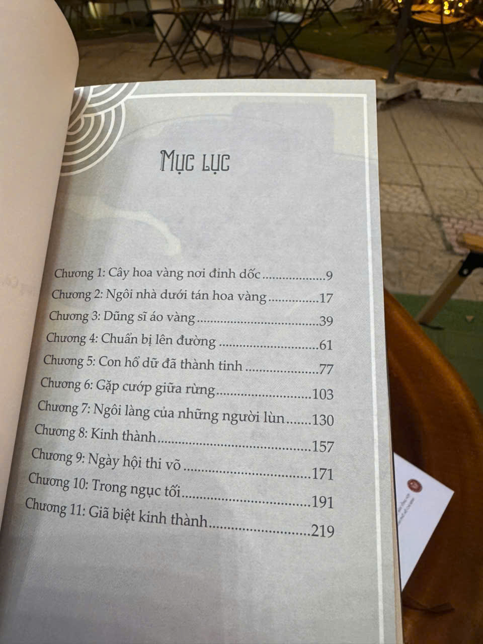 (Có chữ ký tác giả) CUỘC PHIÊU LƯU CỦA DŨNG SĨ ÁO VÀNG - Nguyễn Quốc Vương – Lyceum - NXB Văn Học