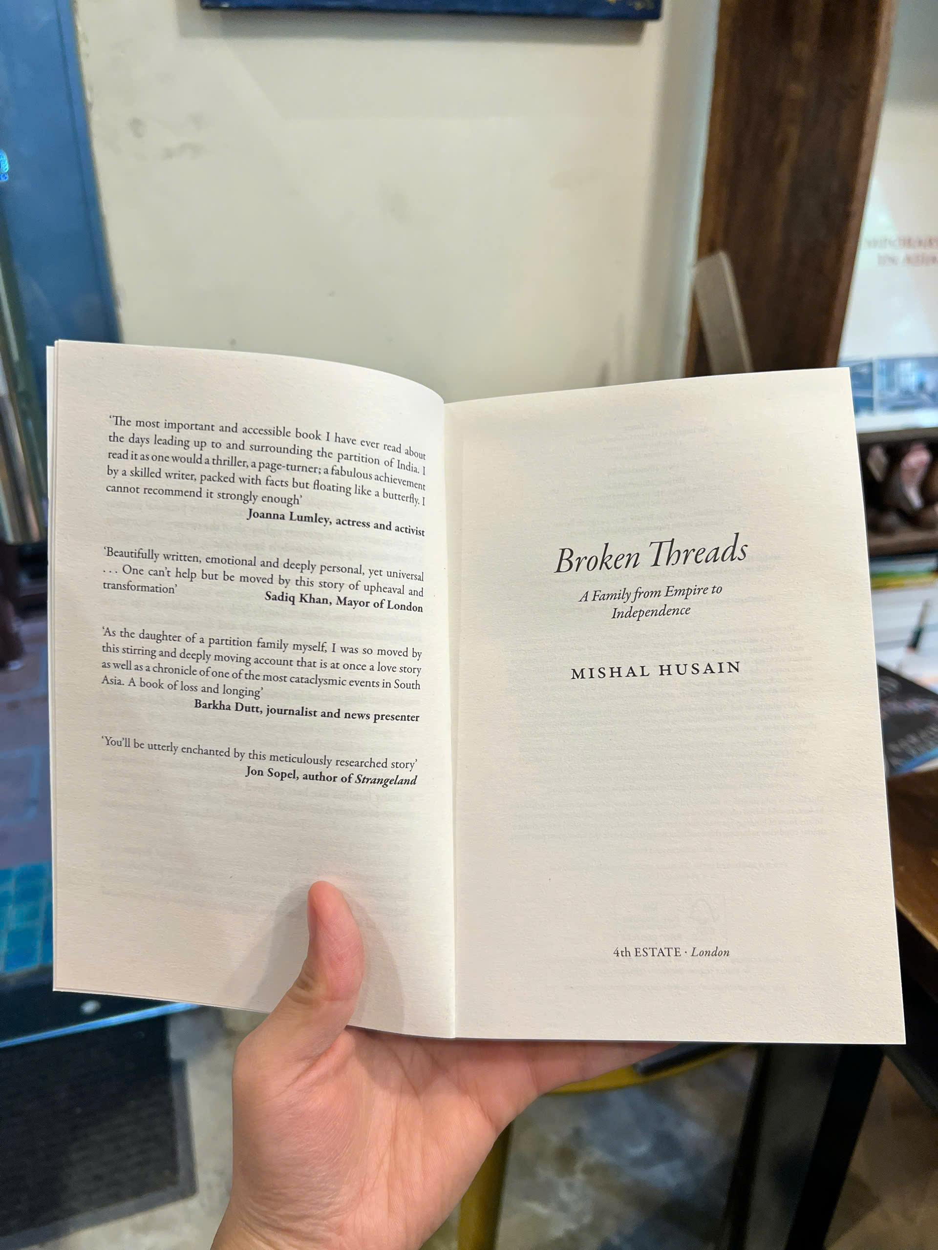 Sách - Broken Threads: My Family from Empire to Independence | Memoir / Ngoại văn Nhập khẩu UK