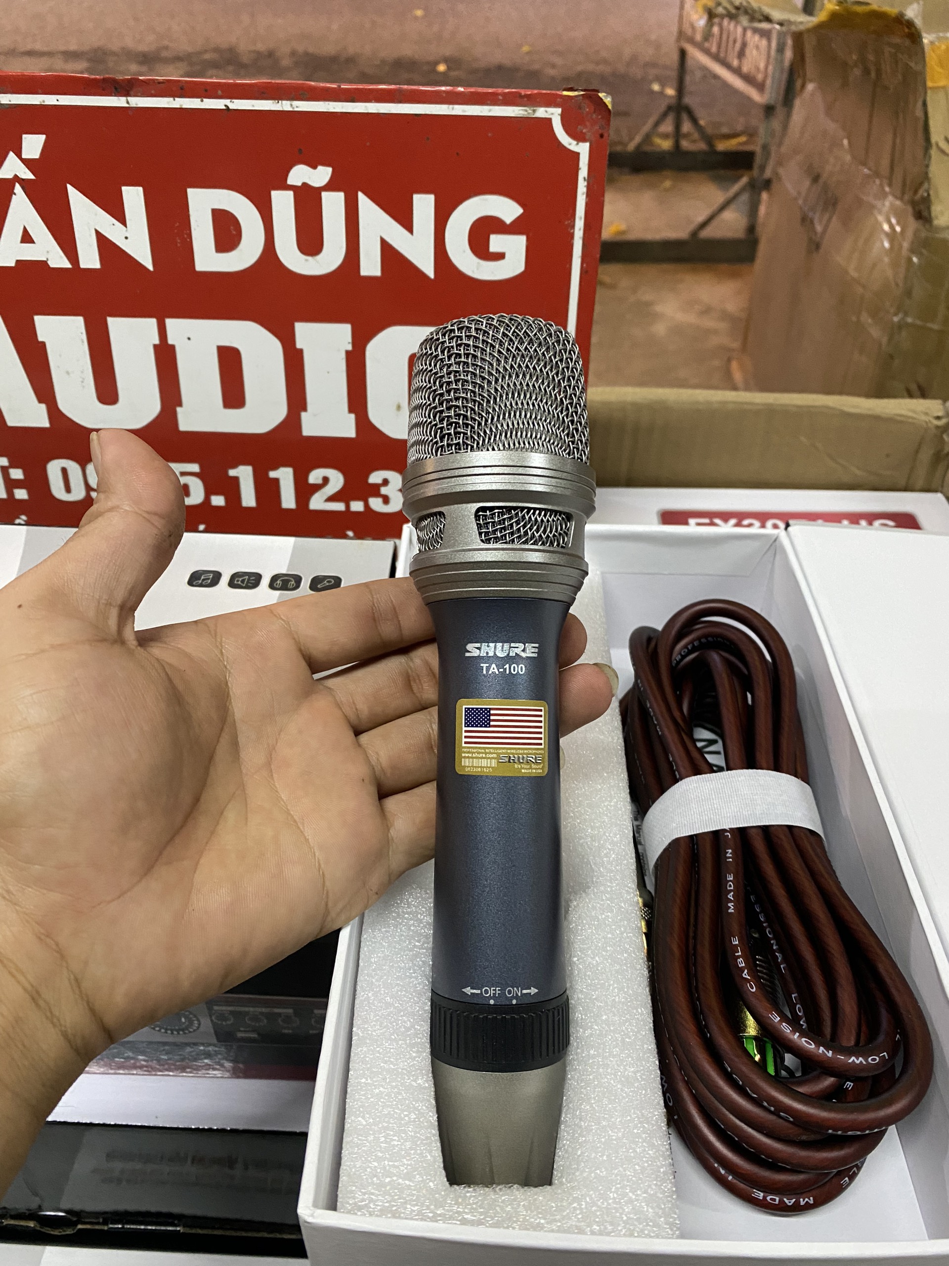Mic SHURE TA-100 , Chất Lượng Âm Thanh Chân Thực, Hát Nhẹ , Hút Giọng Cho Ra Âm Thanh Chuẩn Mực,Chuyên KARAOKE