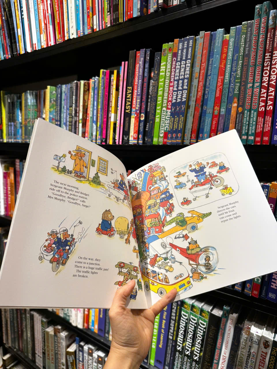 Sách - A Day at the Police Station by Richard Scarry's - Sách ngoại văn, sách thiếu nhi tiếng Anh, bìa mềm, nhập khẩu U