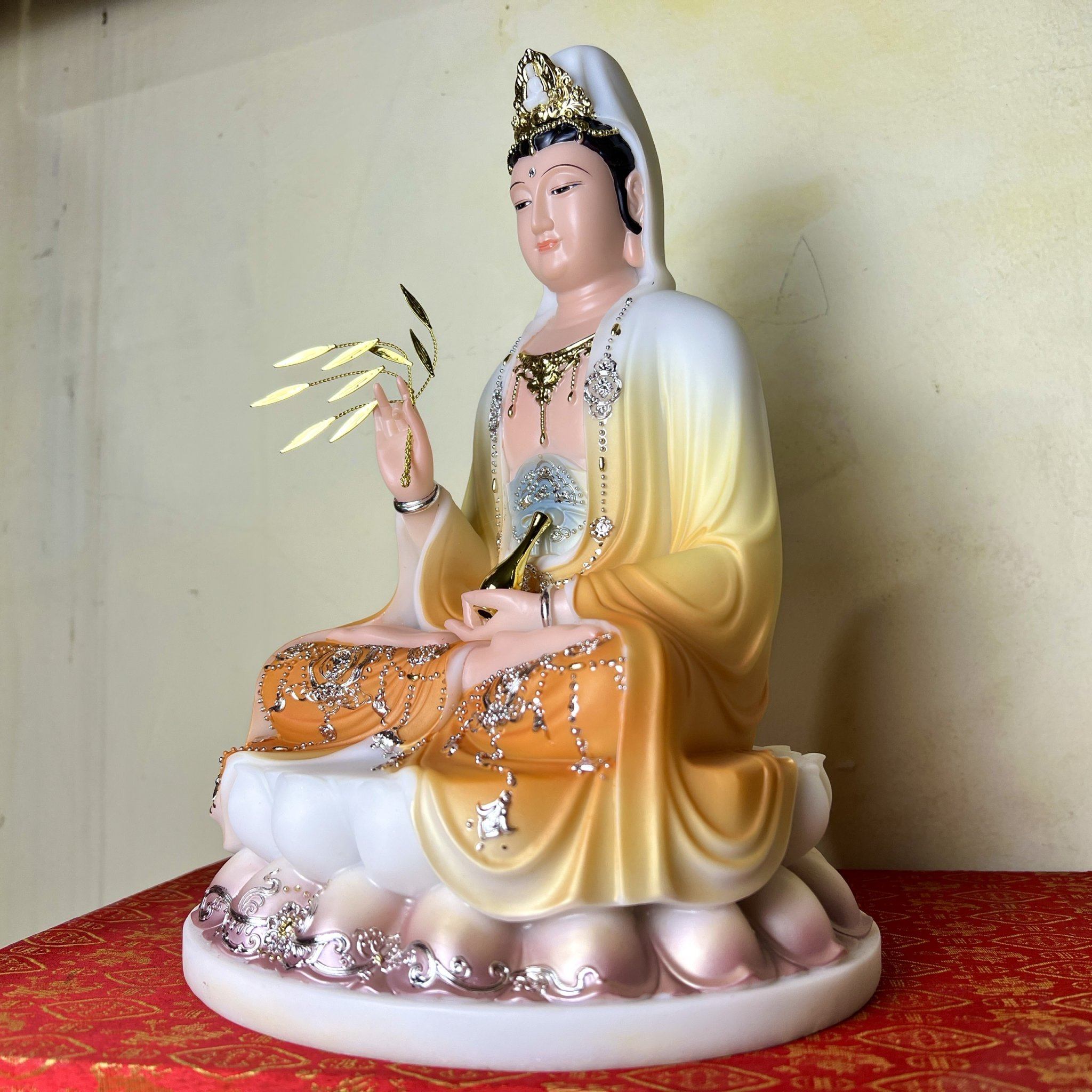 Tượng Quan Âm đá nhập khẩu cao cấp ngồi trên đài sen cao 30cm – Vàng và Trắng