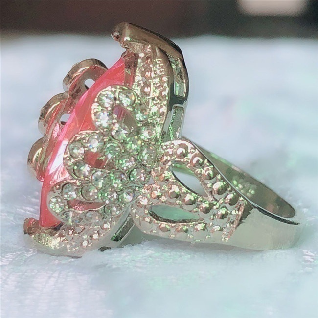 Nhẫn xoàn, đính đá Zircon, Kiểu dáng Ruby, Phong cách Âu Mỹ, Chất liệu Hợp kim tráng Platin Mẫu Luxi Green M002, Kèm túi đựng Cung Hỷ chất liệu Nhung gấm