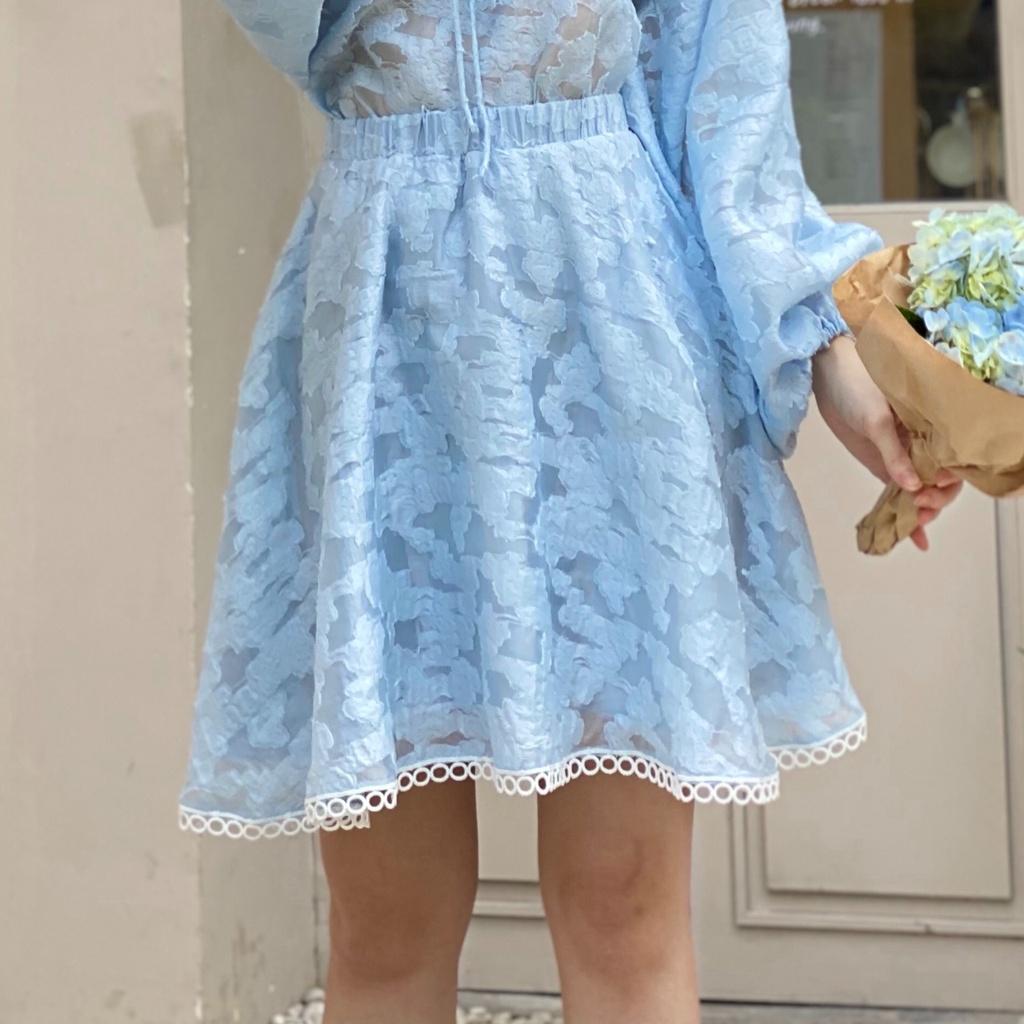 KIOBI - Váy Andrea form mini cơ bản, tùng xòe viền ren, lưng thun dây kéo, vải organza thêu xanh nhạt - KIV2112143X