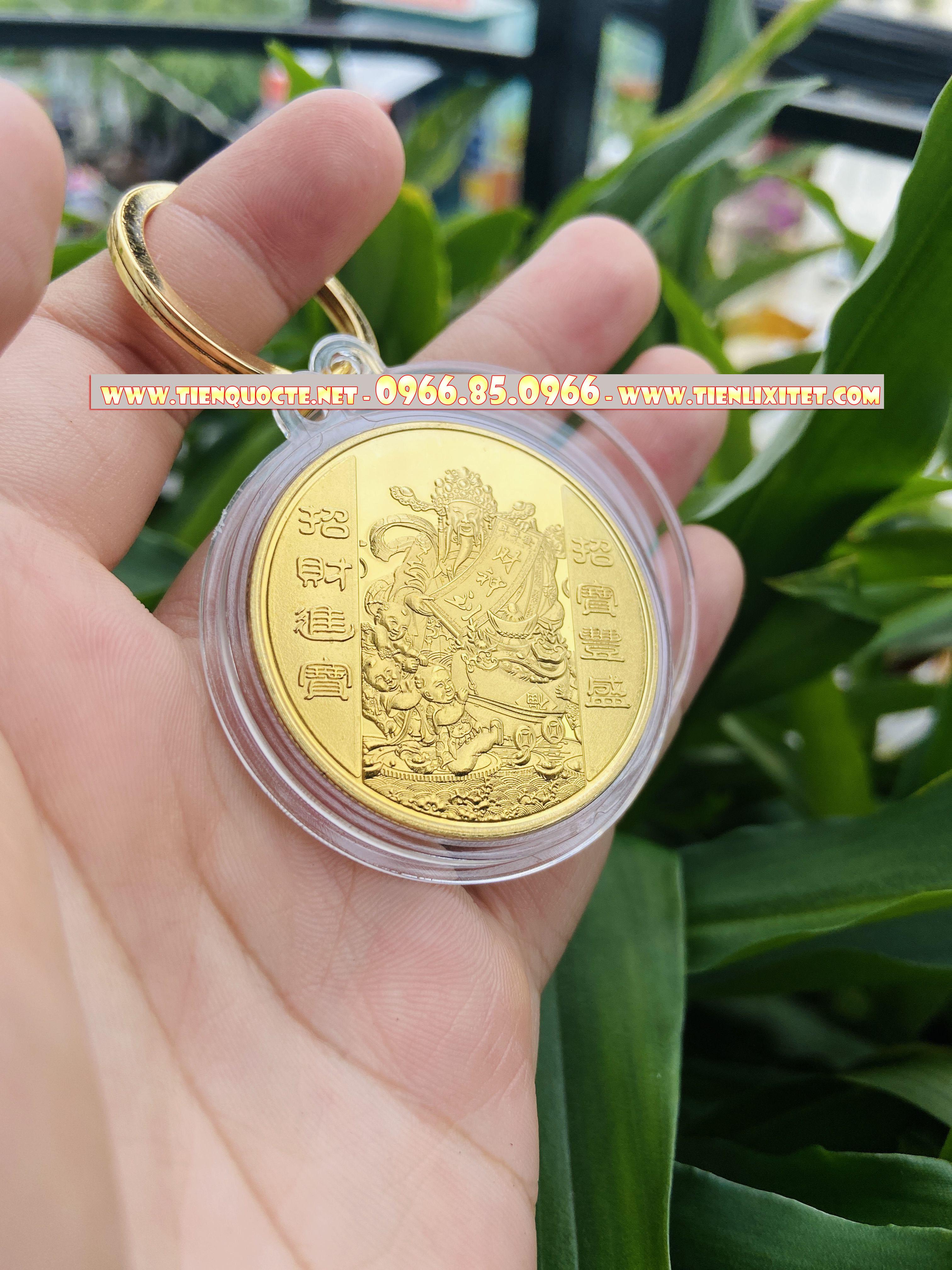 Quà tết sang trọng lì xì Móc khóa Đồng xu phong thủy hình Thần Tài Niken mạ vàng kèm hồng bao LGLSC000057