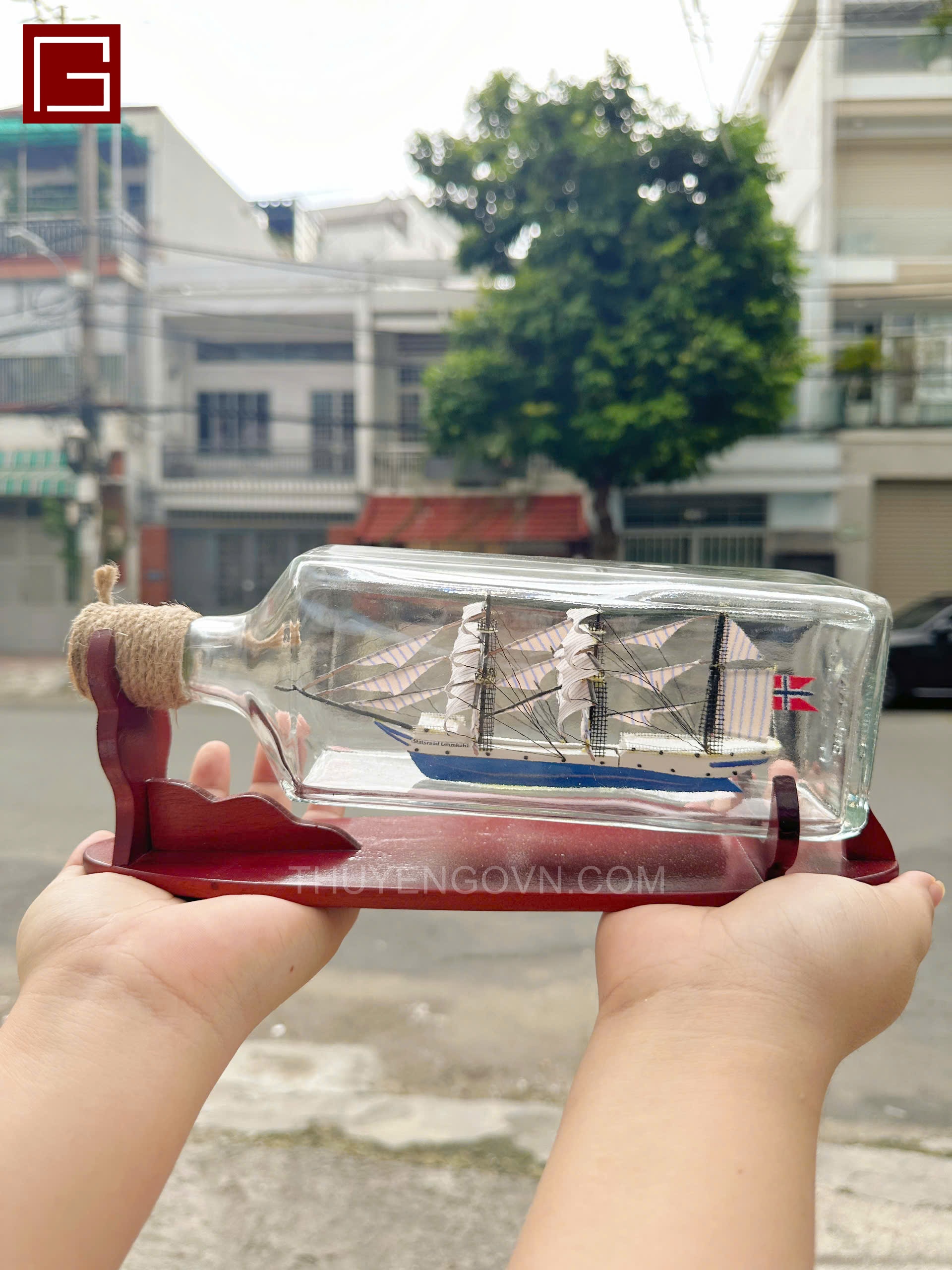 Thuyền chai trang trí, thuyền chai dáng vuông phong thủy, thuyền gỗ trang trí, decor phòng họp, bàn làm việc