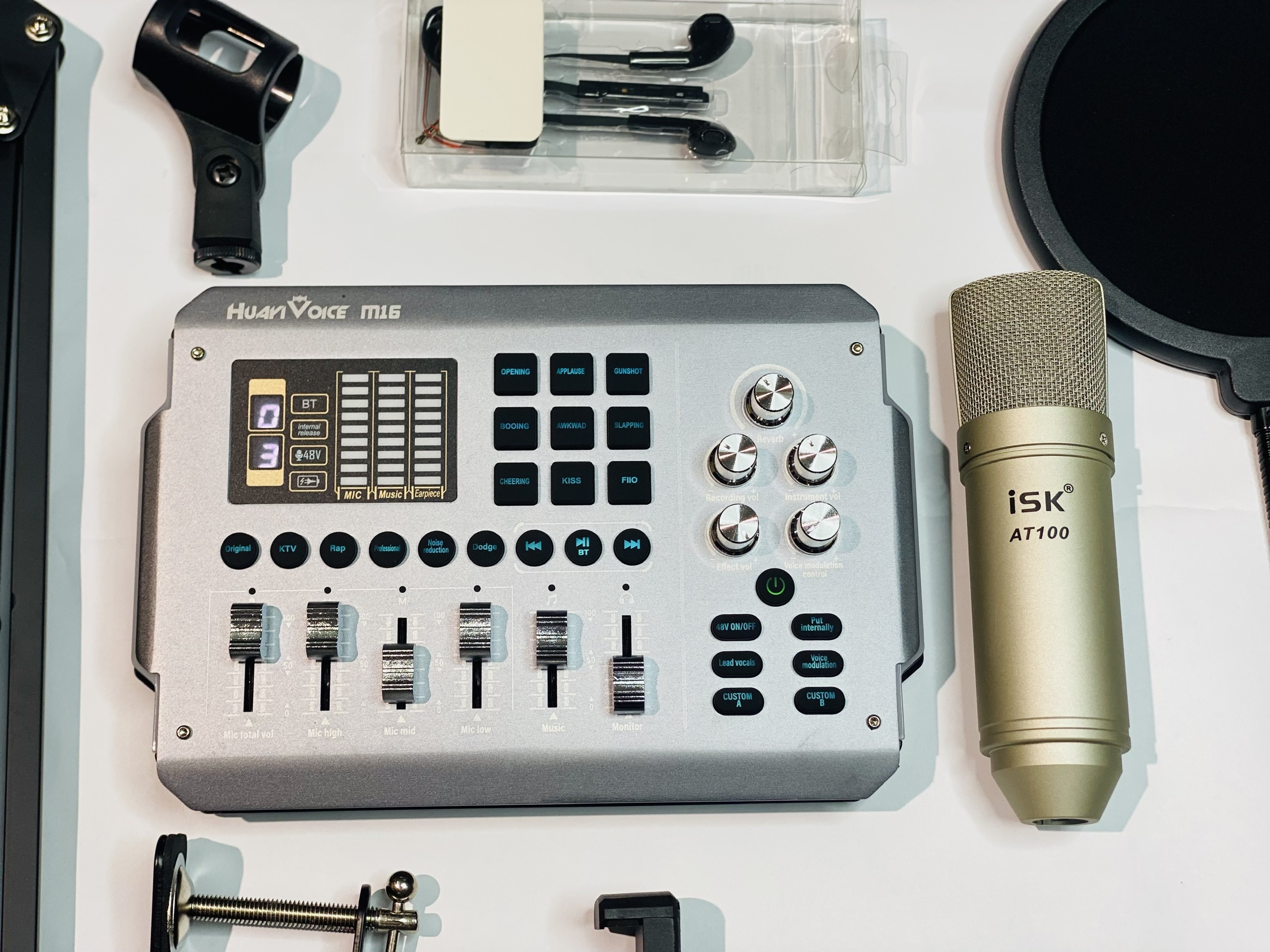Combo Thu Âm Livestream Karaoke Tại Nhà Sound Card M16 Và Micro AT100 Chuẩn Phòng Thu Giá Rẻ Dễ Dùng Tiện Lợi, Hàng Nhập Khẩu