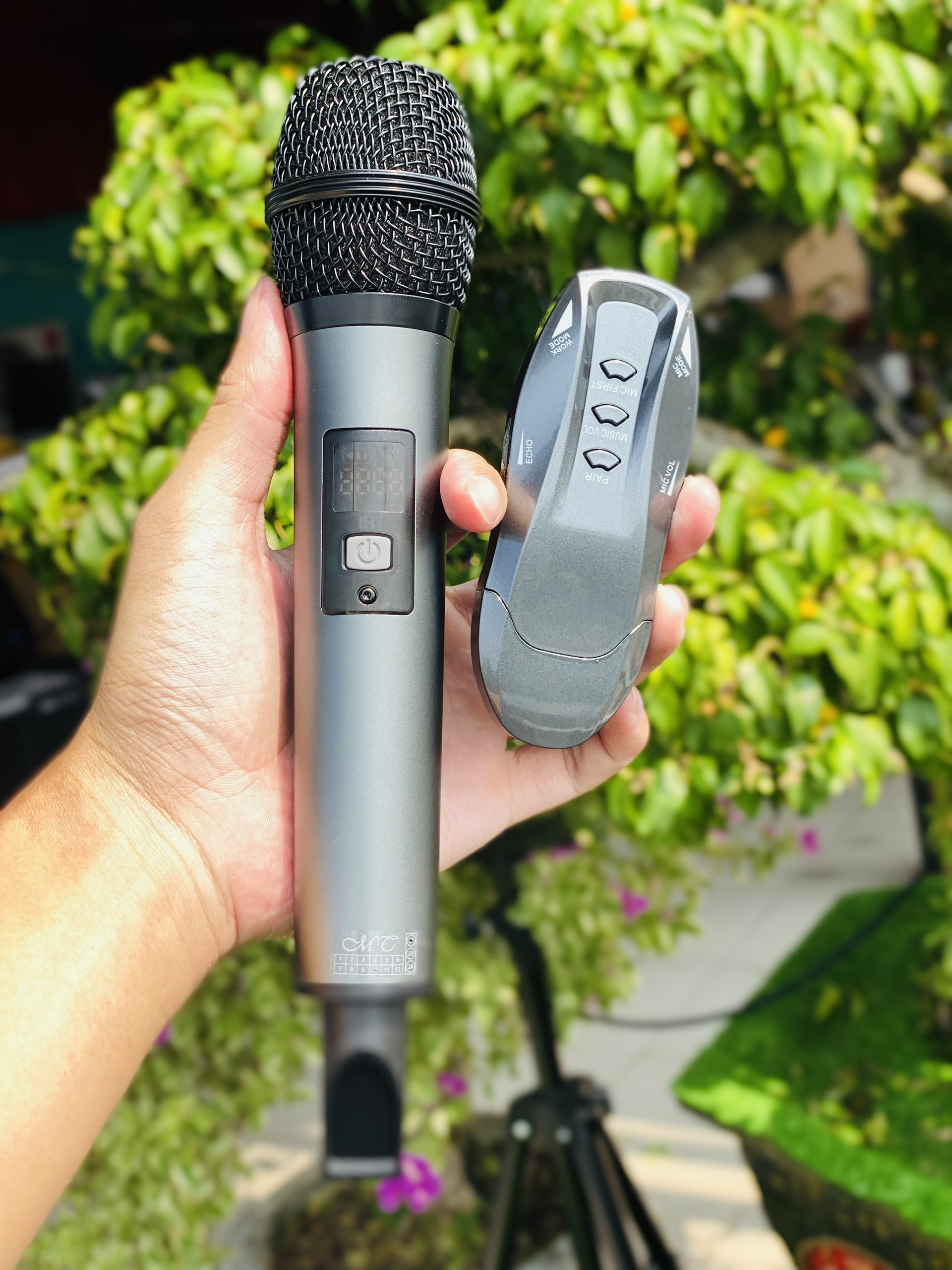 Micro karaoke dành cho ô tô Max BX7 - Micro không dây đa năng cao cấp - Kết Nối Bluetooth, Chức Năng Lọc Âm Cực Tốt, Chống Hú, Chống Ồn Và Méo Tiếng Giúp Âm Thanh Phát Ra Trong Trẻo, Mượt Mà - Biến mọi loa vi tính thành loa karaoke