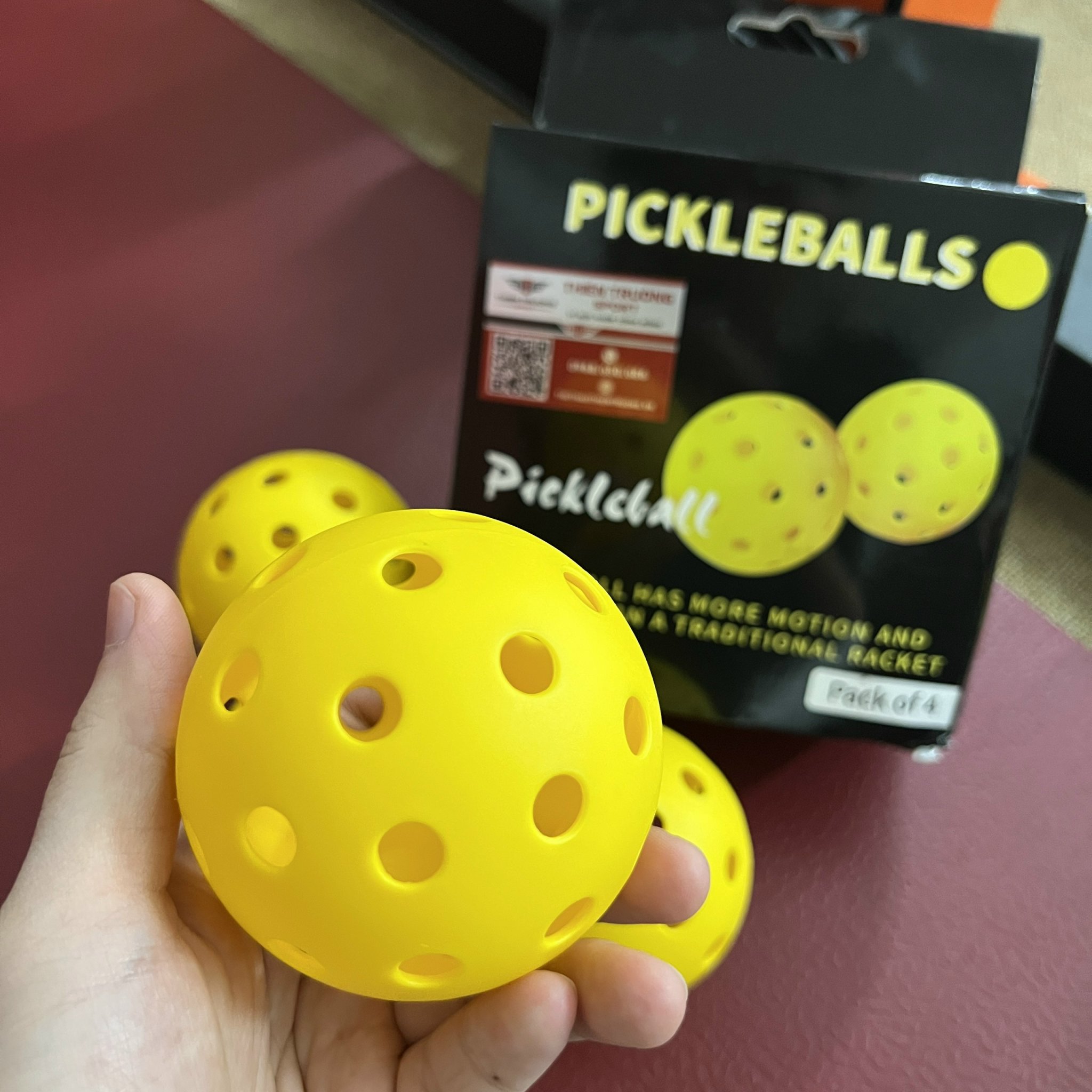 Hộp 4 bóng Pickleball Leatou 40 lỗ 26g bằng nhựa PE T THIEN TRUONG SPORT