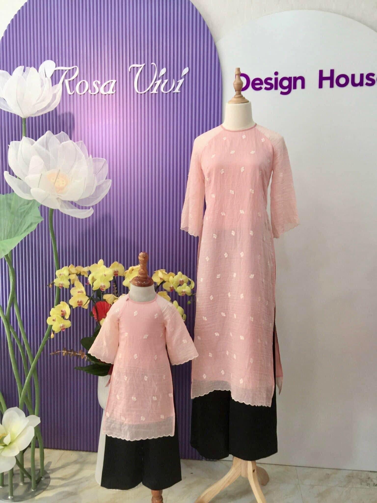 Áo dài Rosa Vivi tơ nhăn hồng phấn thêu hoa