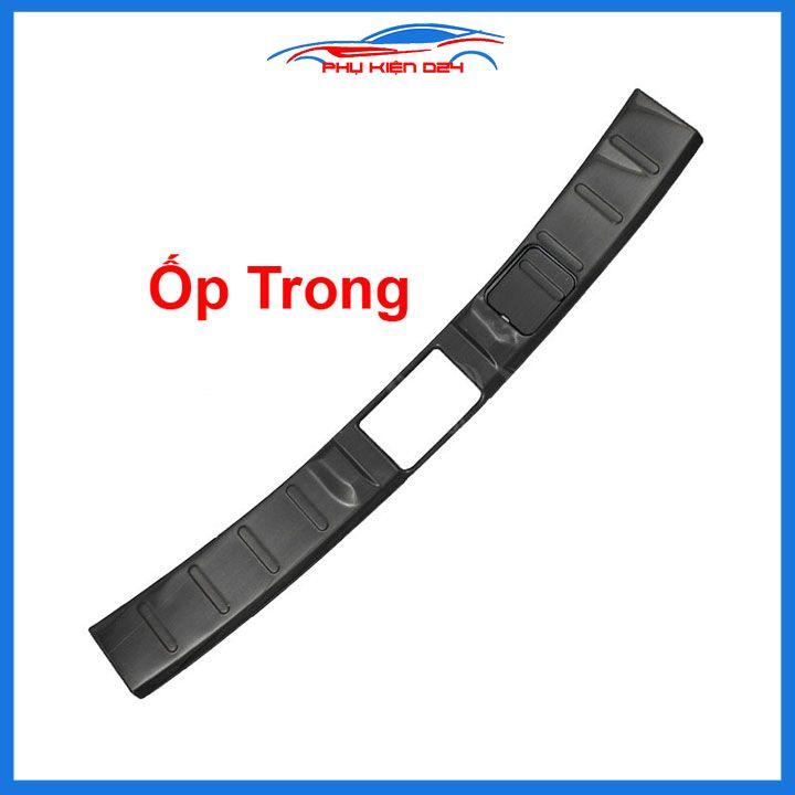 Ốp chống trầy cốp Outlander 2016-2017-2018-2019-2020-2021-2022 vân titan chóng va đập bảo vệ xe