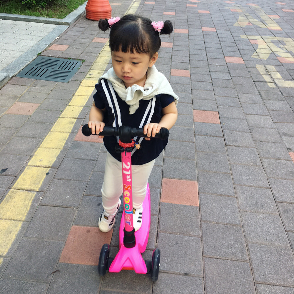 Xe trượt scooter 3 bánh trẻ em cao cấp 21st scooter CANDY chính hãng, bánh kép có đèn LED vĩnh cửu, chất liệu Aluminum + GFK xịn, tiêu chuẩn Thụy Sĩ, nhiều màu sắc cho bé trai và bé gái từ 2-3-4-12 tuổi