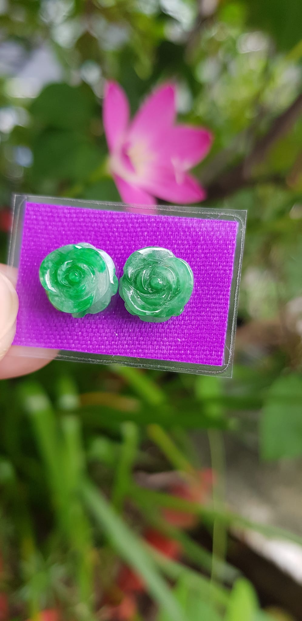 Đôi bông tai nữ mới bông hồng nổi đẹp size đk 10mm x cao 5mm đá cẩm thạch xanh tự nhiên lý tươi xíu trắng nhẹ rất xinh các Chị em về bọc vàng lên đeo đẹp sang tai lắm nhé