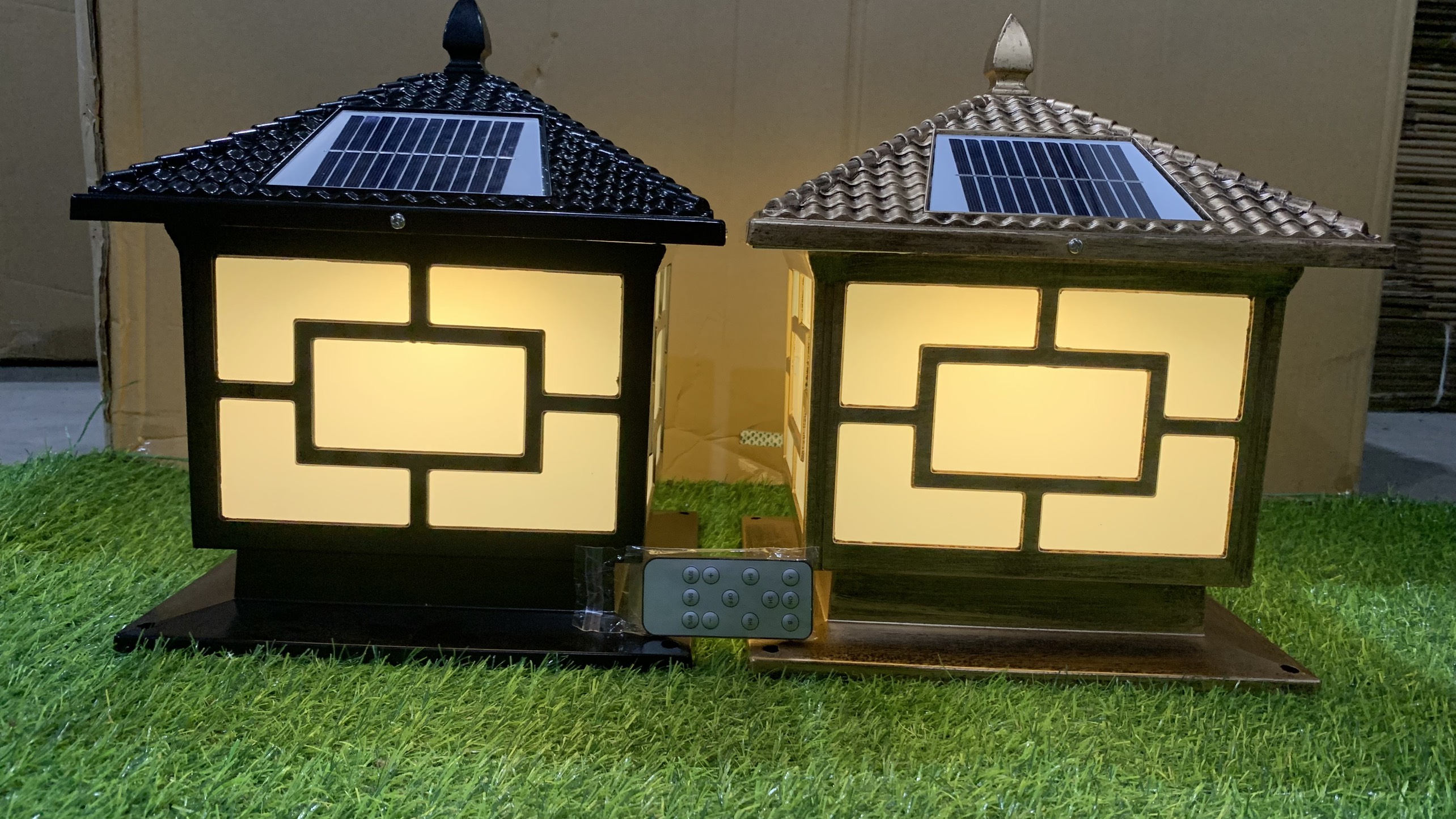 Đèn trụ cổng năng lượng mặt trời đèn trang trí sân vườn 300mm x  300mm, 3 chế độ sáng, IP65,có điều khiển