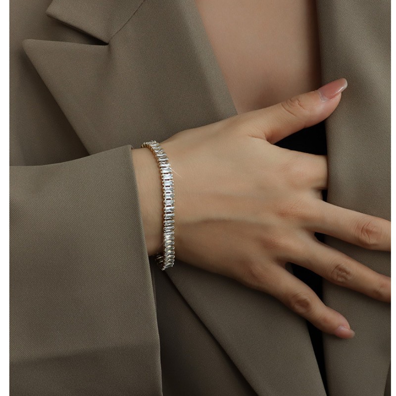 Lắc Tay Nữ Đính Đá Zircon Sang Trọng Titan Ko Han Rỉ TT 3719