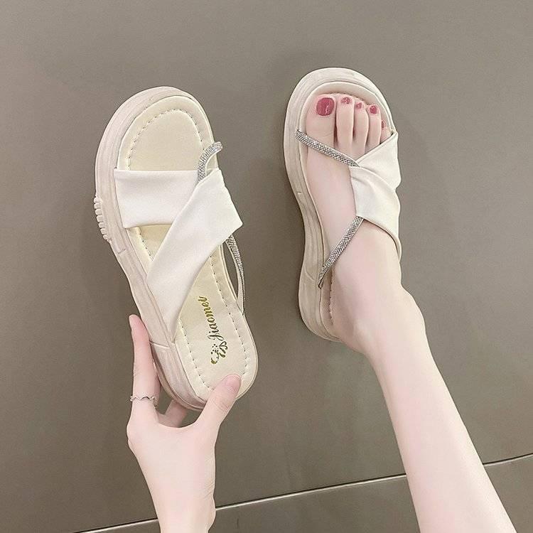 Pearl slippers for women in the summer of 2022, the new style is fashionable to wear thick-soled spongy pastry-soled sandals