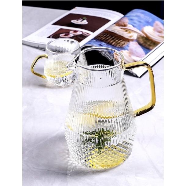 Bình đựng nước Vân Sọc Kim Cương 1.5L, Bình nước thủy tinhcao cấp borosilicate chịu nhiệt, cốc uống kim cương quai vàng