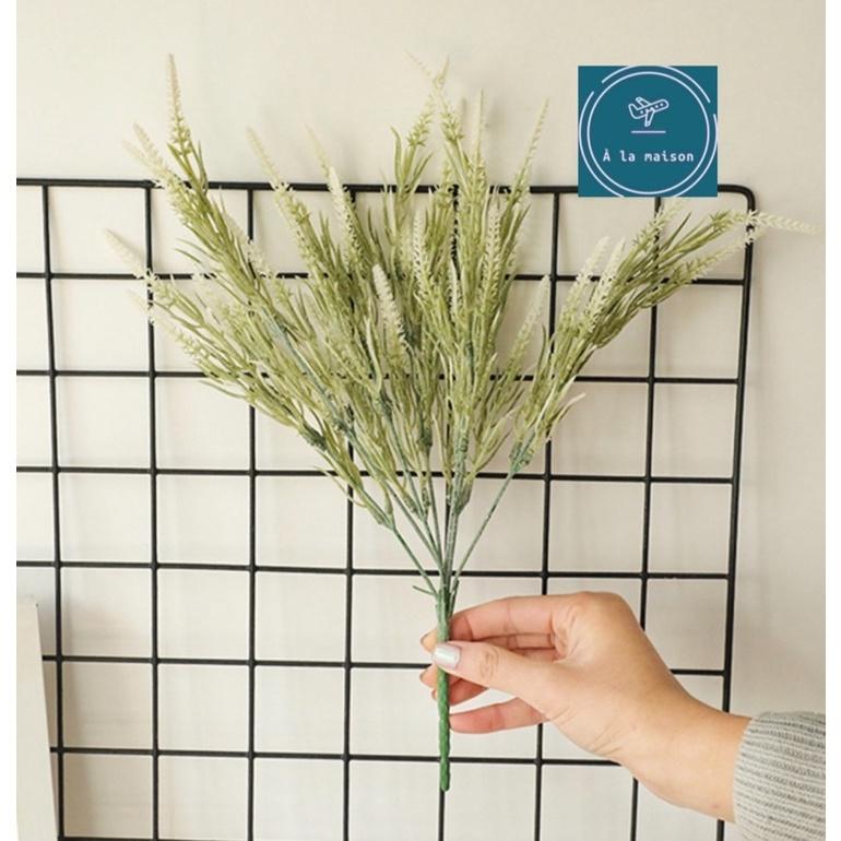 Cụm hoa lavender nhiều nhánh thanh mảnh cao 38cm dùng trong thiết kế trang trí nhà cửa, hoa cưới, hoa cô dâu