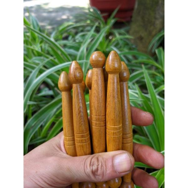 Com bo 2 cây dụng cụ gỗ thơm hình nến mát xa day ấn bấm huyệt đạo bằng gỗ thơm