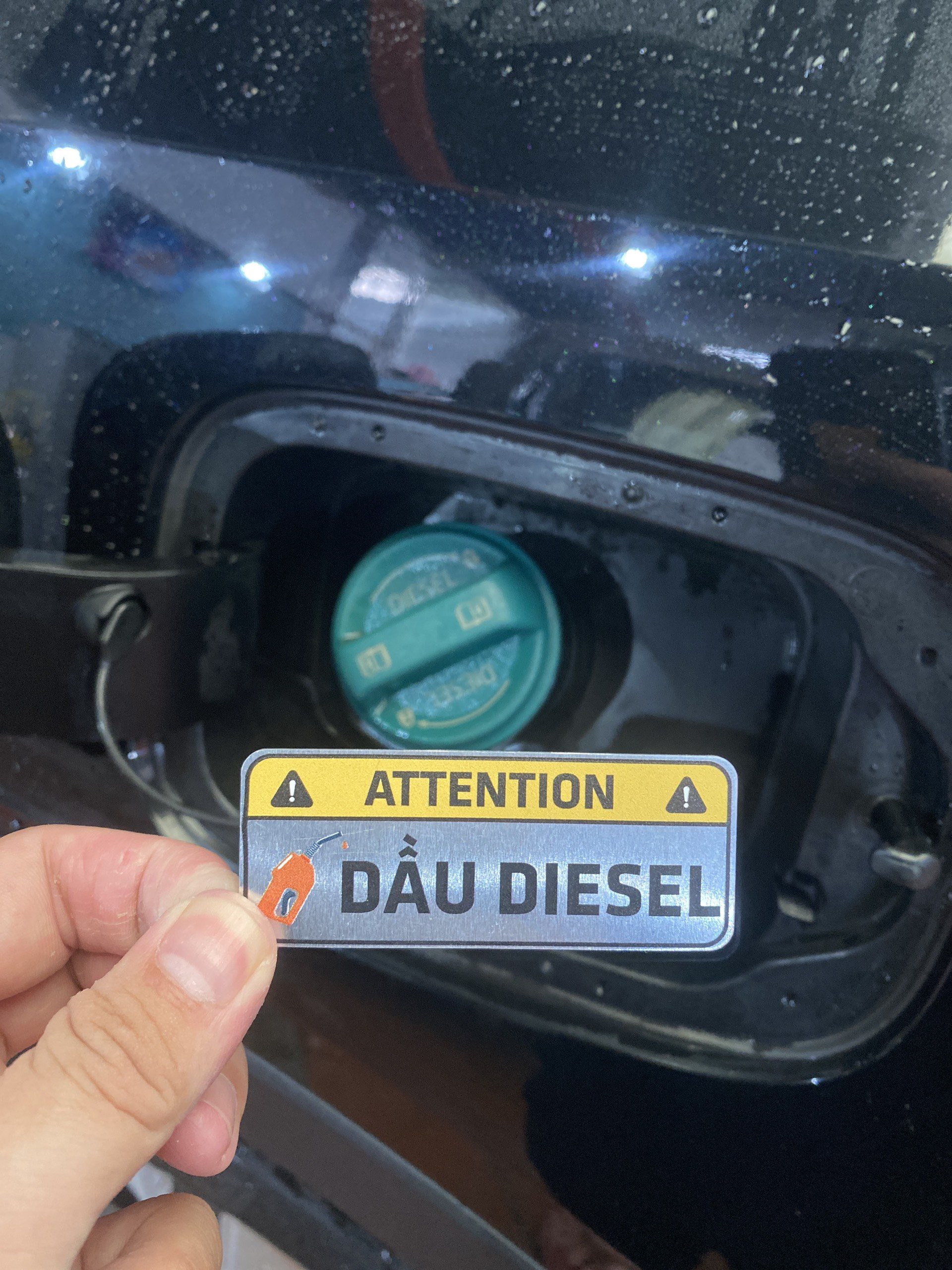 Sticker decal tem nhôm dán cảnh báo đổ xăng A95, dầu Diesel cho xe ô tô