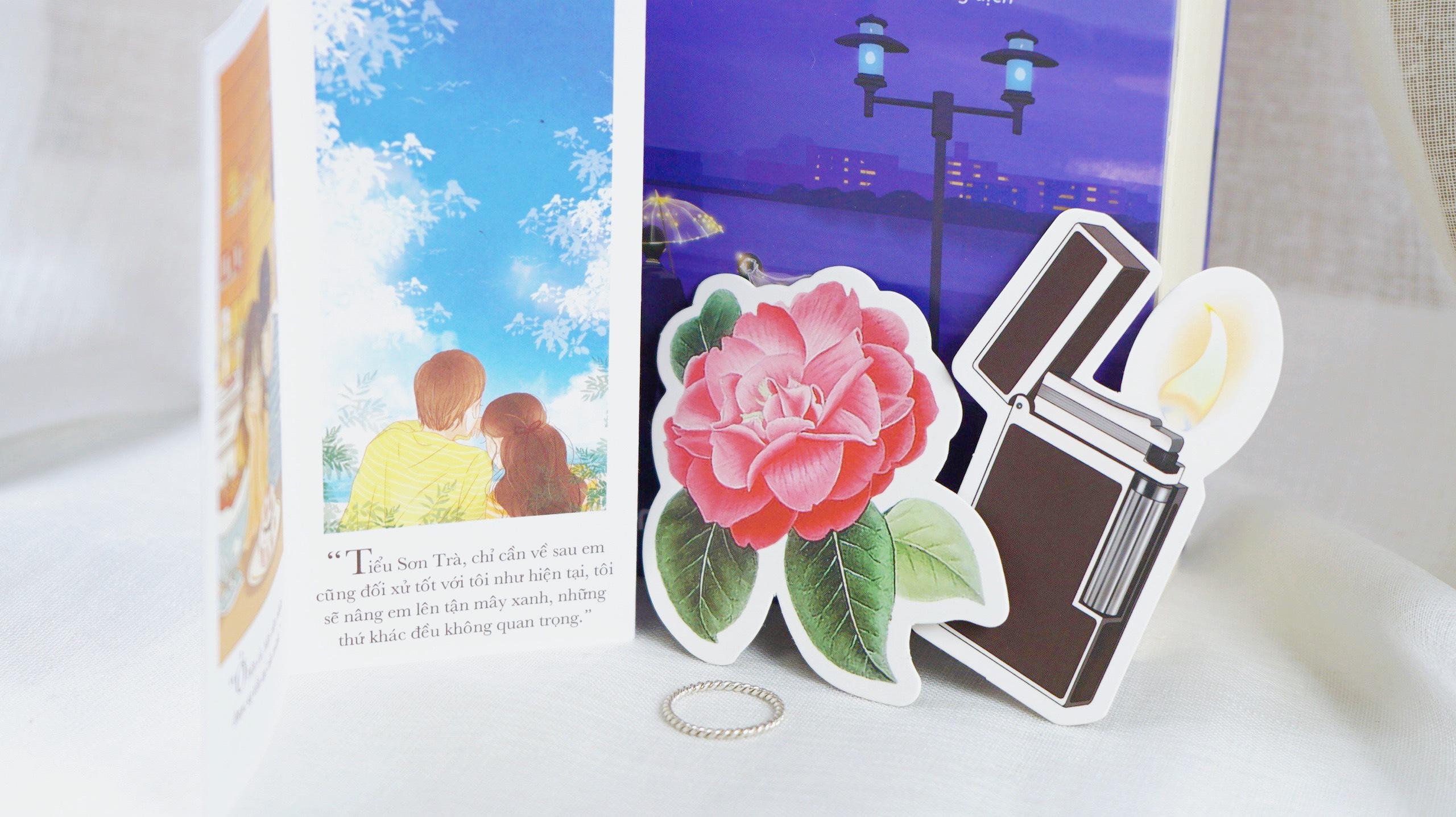 Sơn Trà Nở Muộn - Tặng Kèm 1 Bookmark Hoa Sơn Trà + 1 Bookmark Chiếc Bật Lửa + 1 Postcard