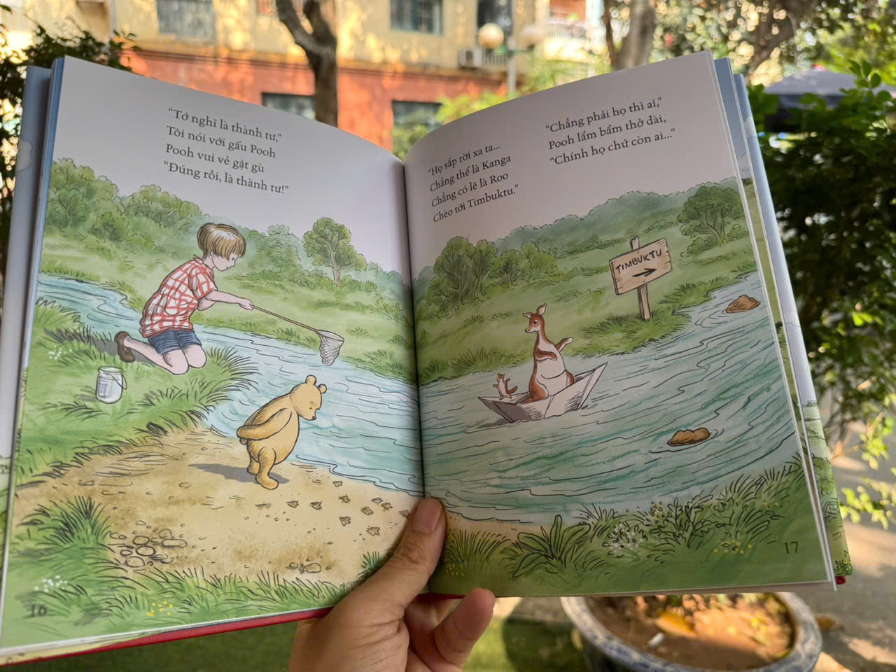 (Combo 4 cuốn) GẤU POOH VÀ TÔI - GẤU POOH VÀ BỮA TIỆC - GẤU POOH Ở CUNG ĐIỆN HOÀNG GIA - POOH ƠI, TA PHẢI LÀM GÌ? - Jeanne Willis – Nhân Dân Books - NXB Văn Học