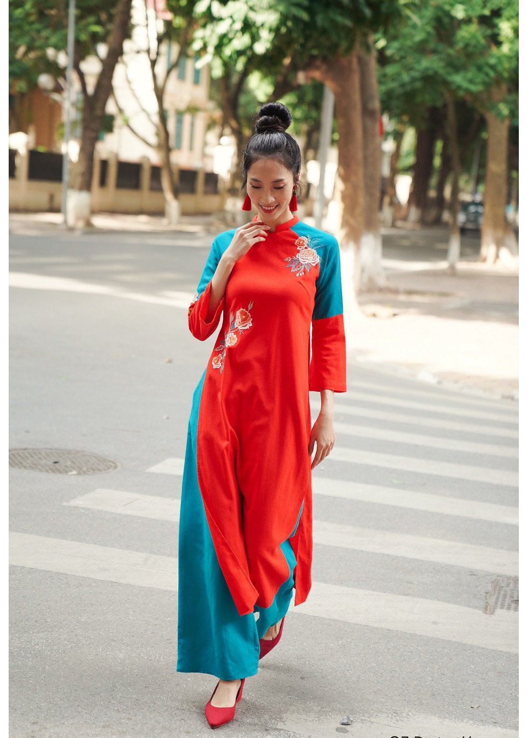 Áo dài cổ tàu, linen đỏ phối tay xanh, thêu hoa hồng